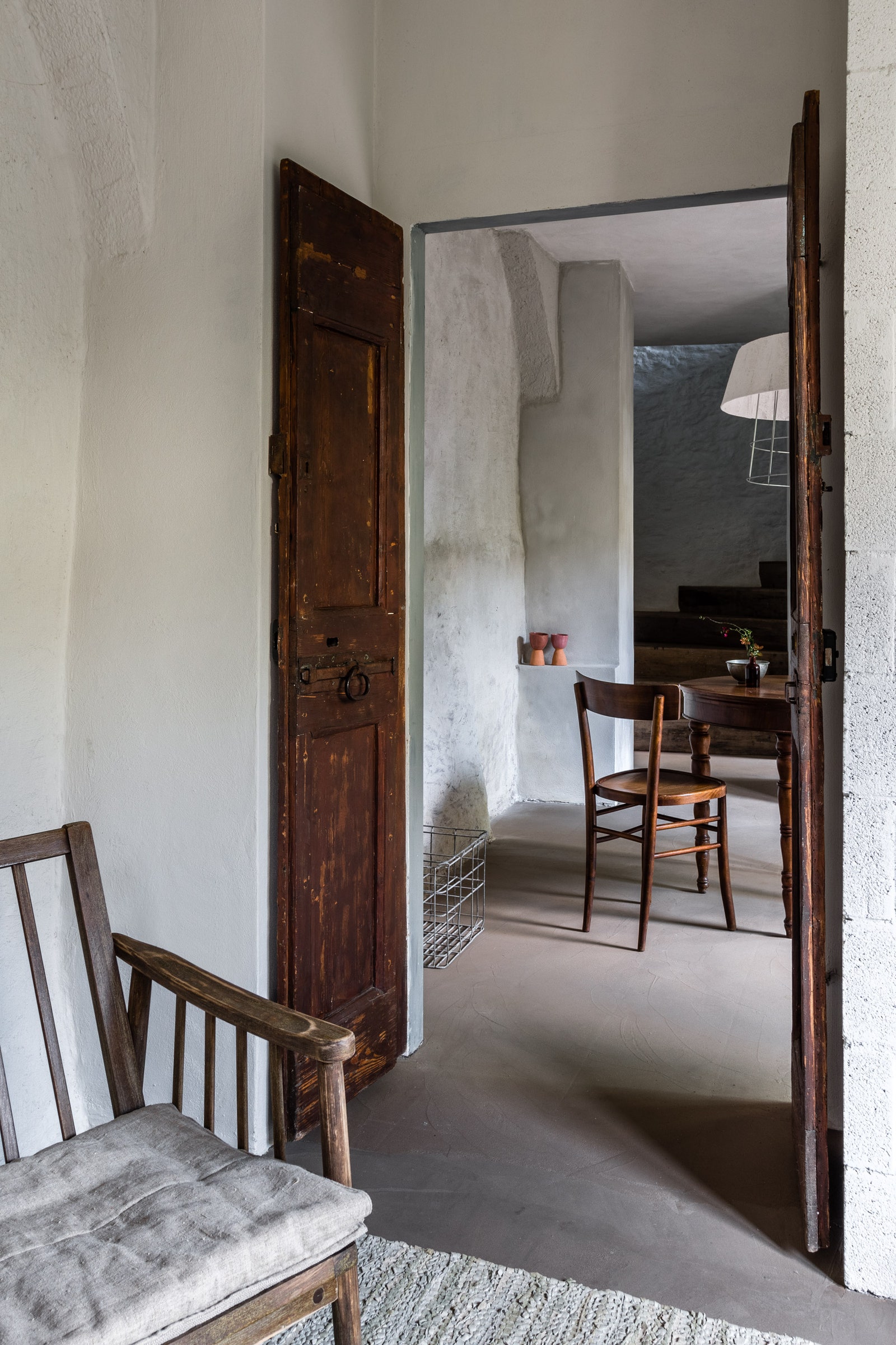 Вид из гостиной на кухню. Советское кресло и антикварные деревянные ворота.