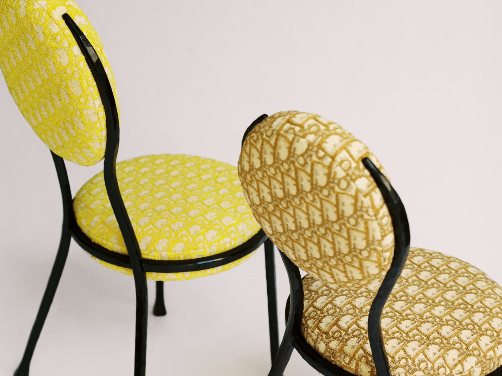 Medallion Chair: 17 художников и дизайнеров переосмыслили культовое кресло Dior