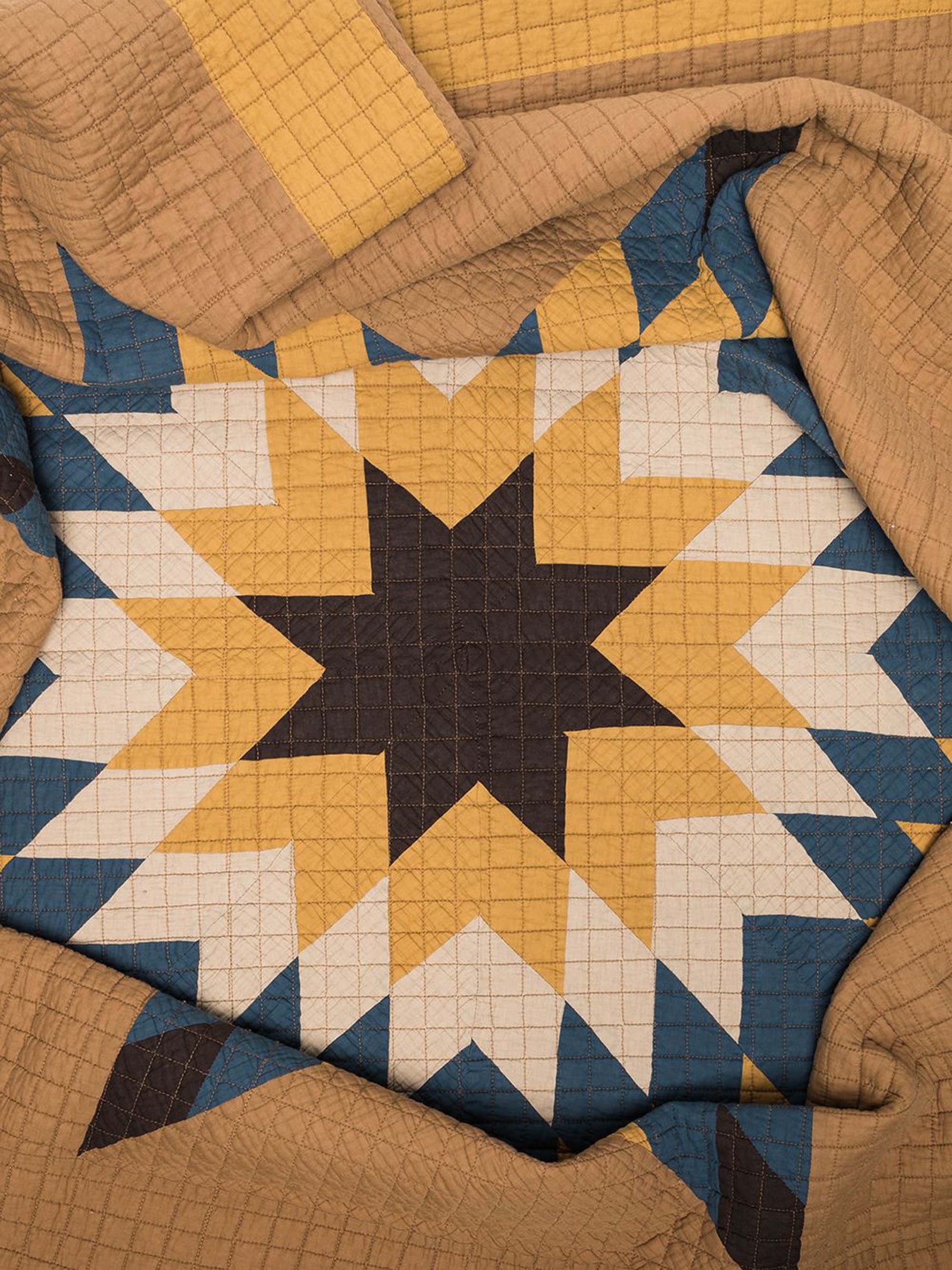 Стеганое одеяло в стиле петчворк BasShu 21 571 руб.