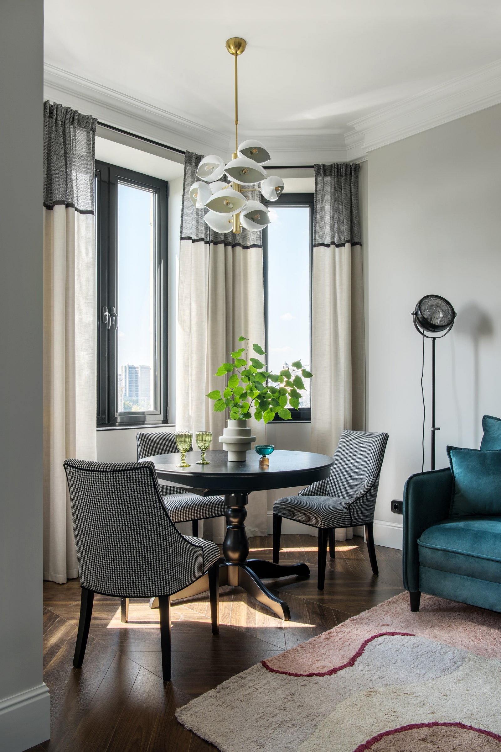 Столовая группа. Обеденный стол IKEA стулья сделаны на заказ Full House люстра над обеденным столом Cosmo шторы “Нью...