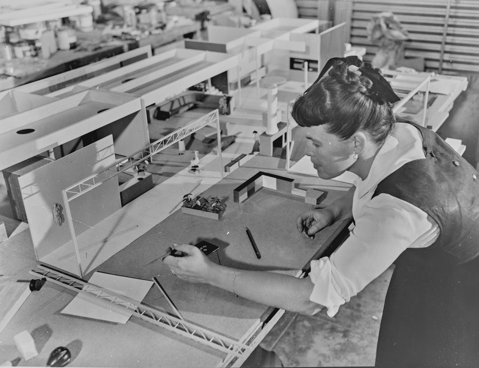 Рэй Имз за работой 1950 © Eames Office LLC.