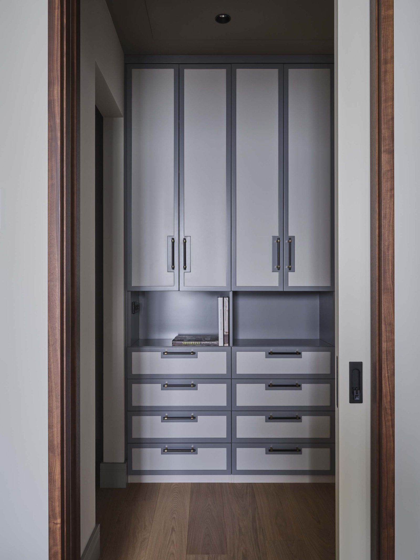 Фрагмент гардеробной. Шкафы сделаны по эскизам дизайнеров в компании Artline Wood.