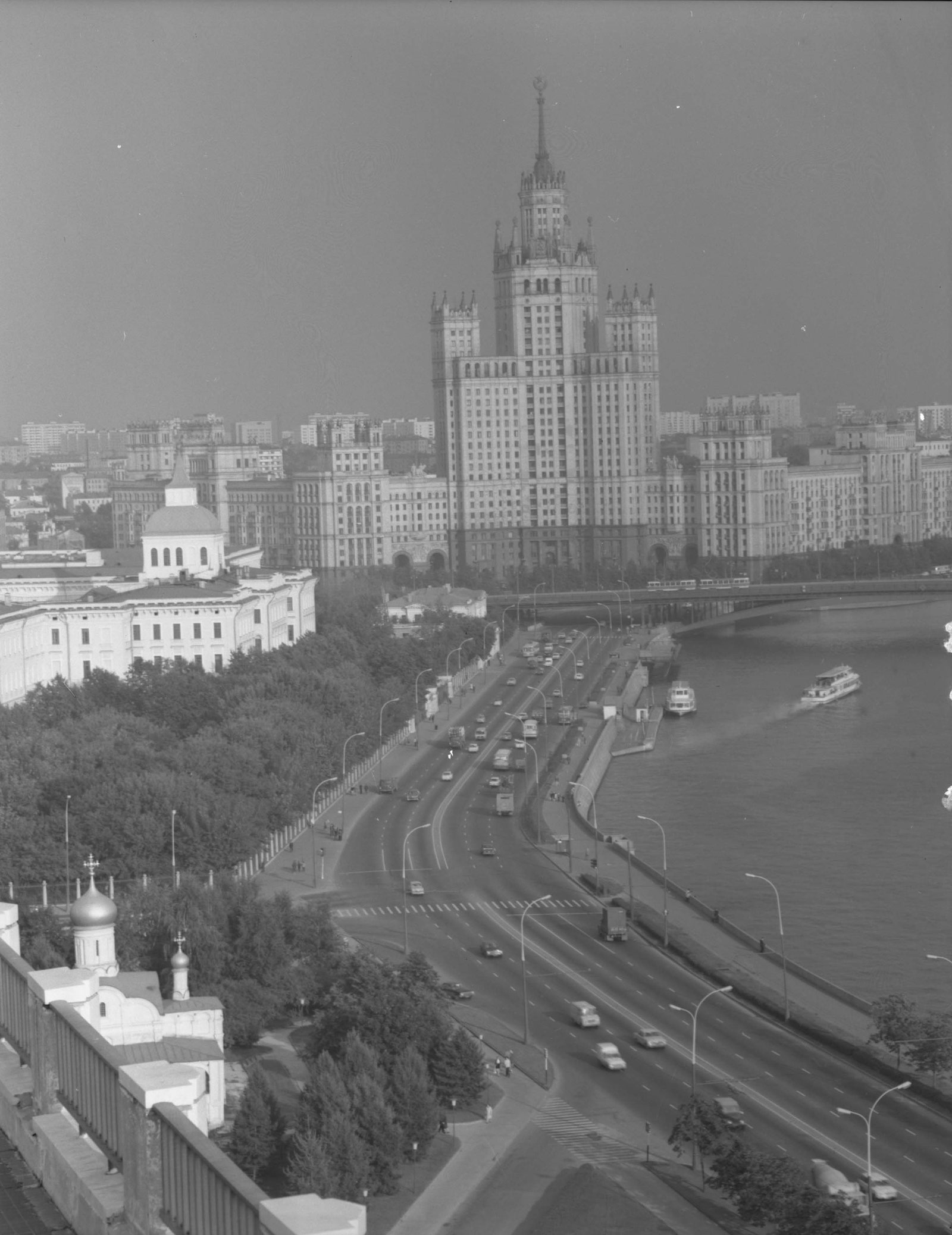 Вид на Москворецкую набережную и высотный дом на Котельнической набережной. Негатив 1980‒1981.