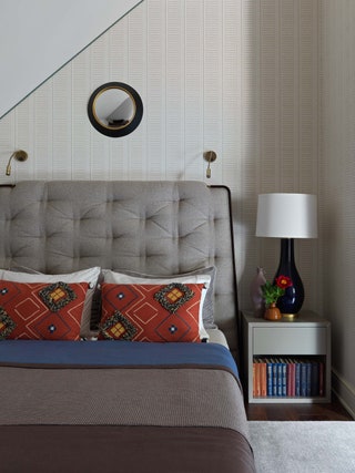 Гостевая спальня №1 на мансардном этаже. Кровать Theodore Alexander лампа Visual Comfort постельное белье Amalia подушки...