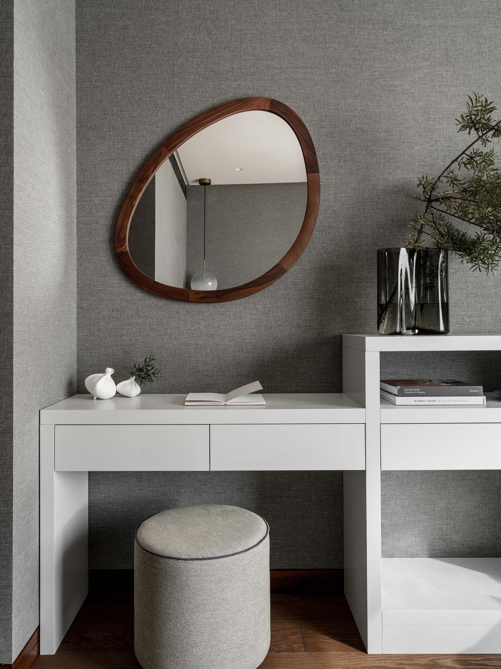 Фрагмент спальни. Зеркало Porada банкетка Pierre Frey консоль с туалетным столиком по эскизам дизайнера исполнены в...