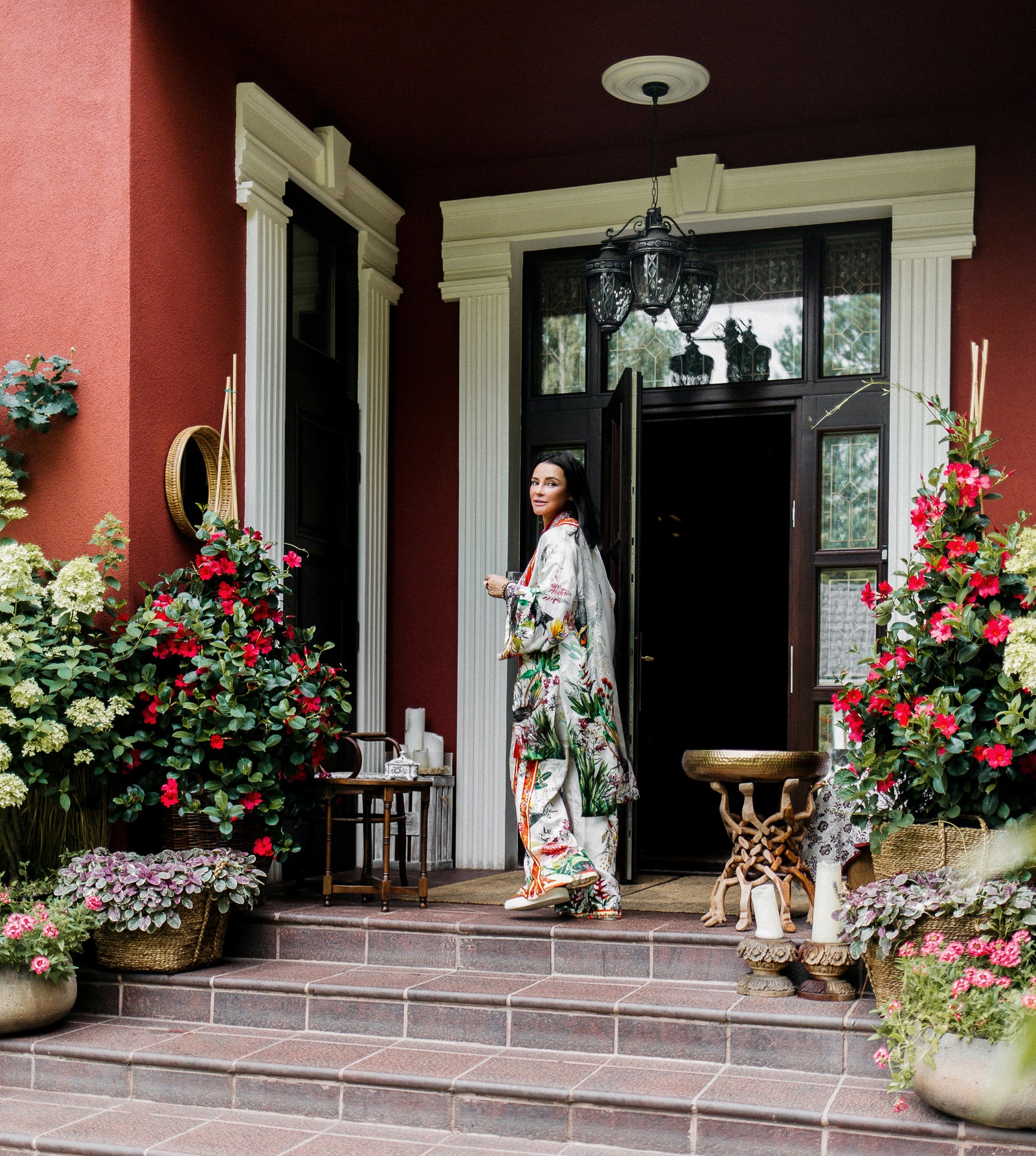 Екатерина Акхузина на крыльце своего дома. Декоративным озеленением дома и участка занимался дизайнер Кирилл Лопатинский.