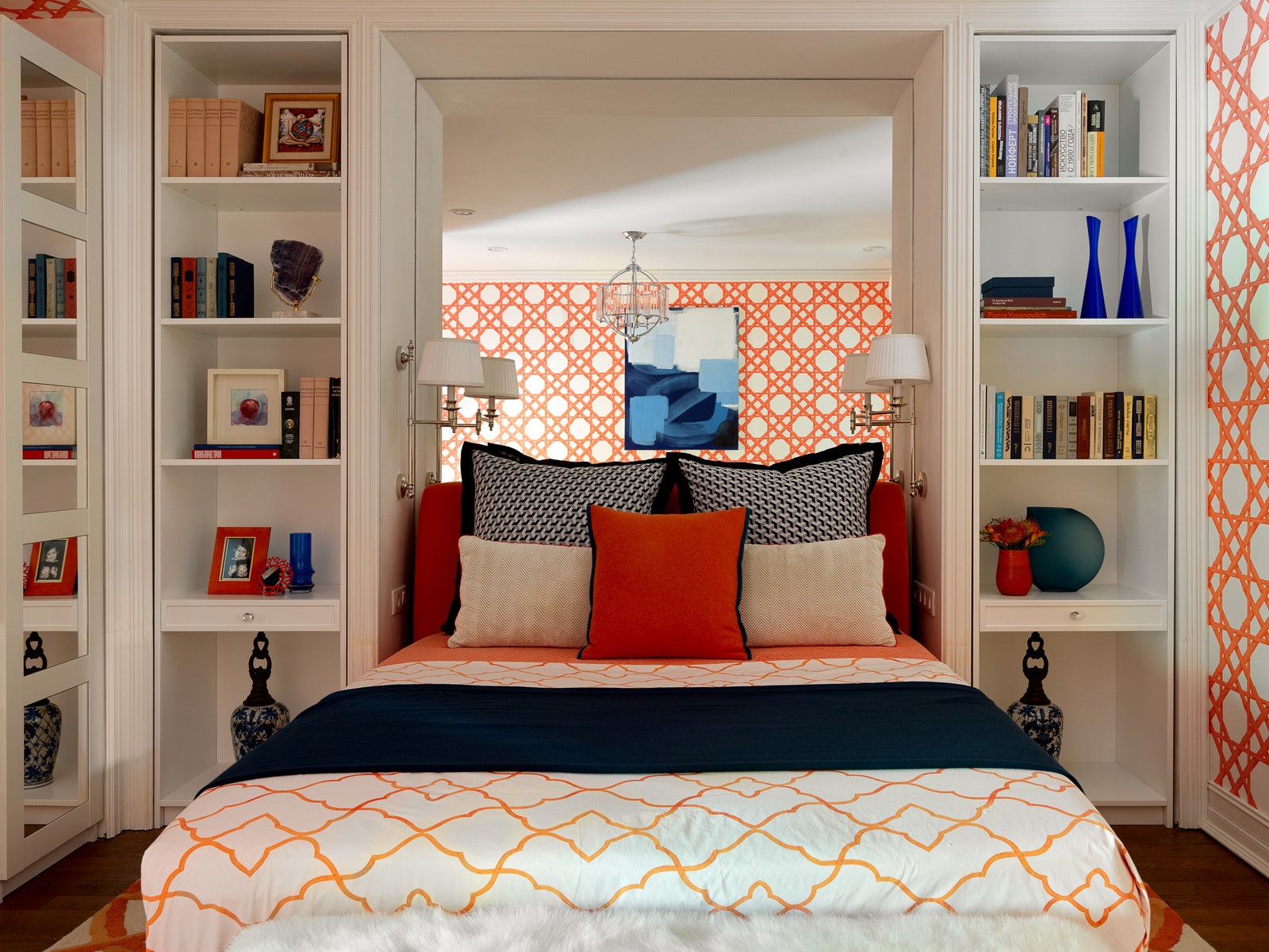 Оранжевая гостевая спальня. Встроенная мебель выполнена на заказ на полках декор Moonstore винтажное стекло Retro Nord в...