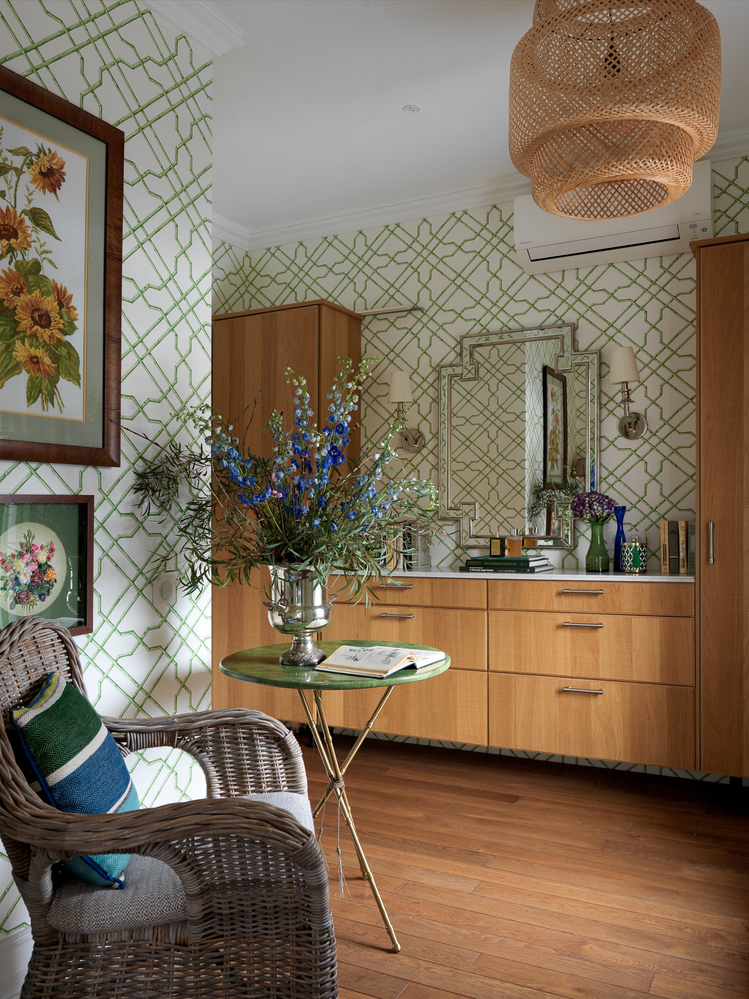 Зеленая гостевая комната. Мебель — собственность хозяев. Бра Eichholtz светильник IKEA на стене вышивка бабушки хозяйки...