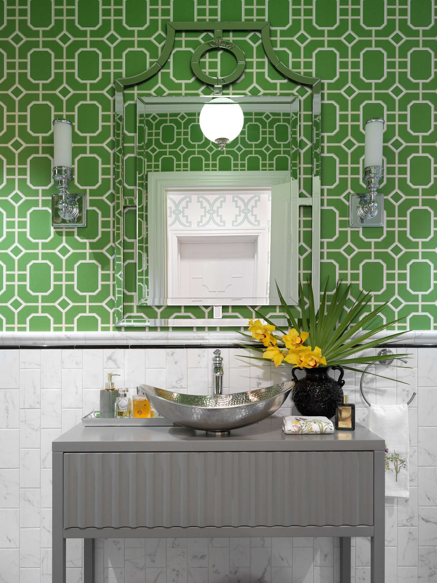 Гостевой санузел. Тумба под раковину Dantone Home раковина Sinkology обои Manuel Canovas.