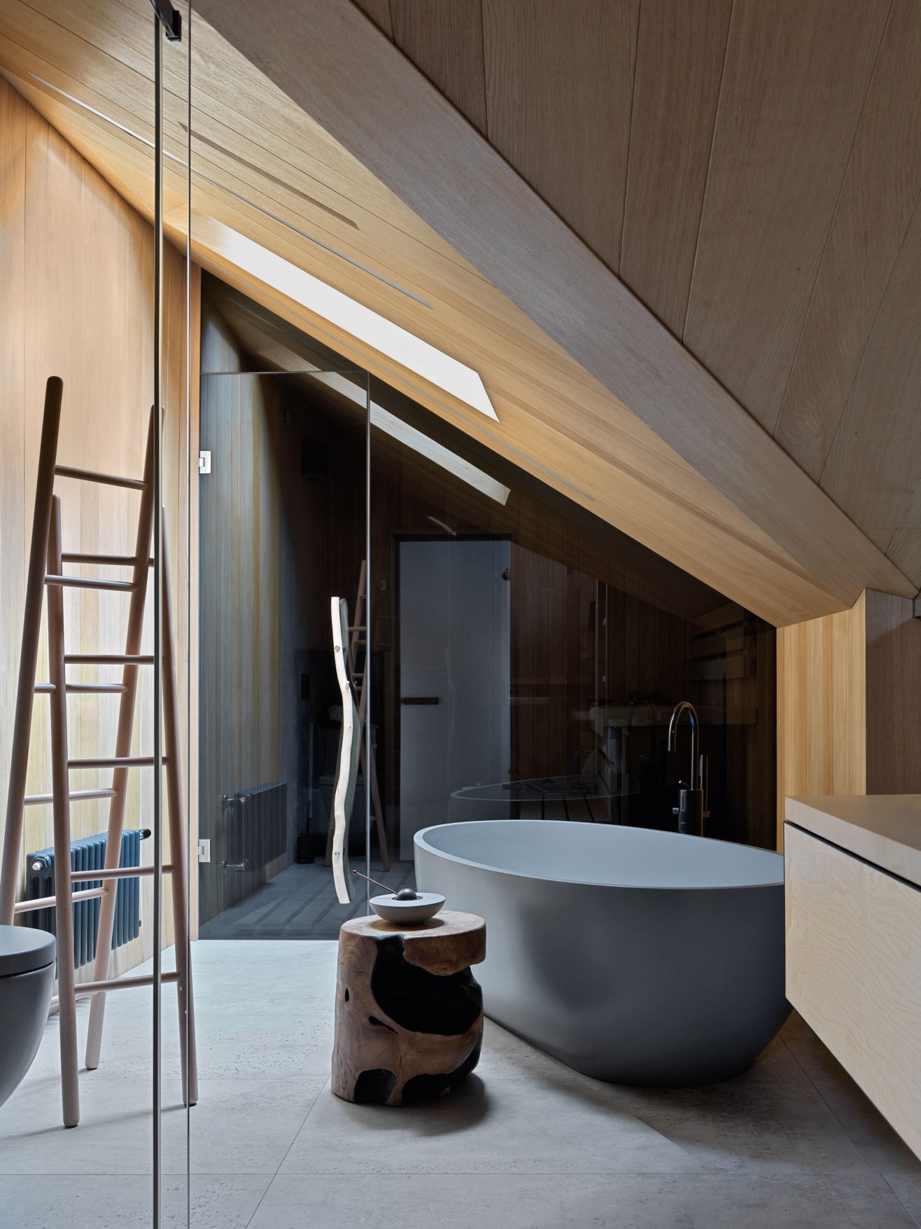 Квартира по проекту “МКИнтерио” в СанктПетербурге. Главная ванная. Подстолье для раковины и дверная ручка сделаны на...
