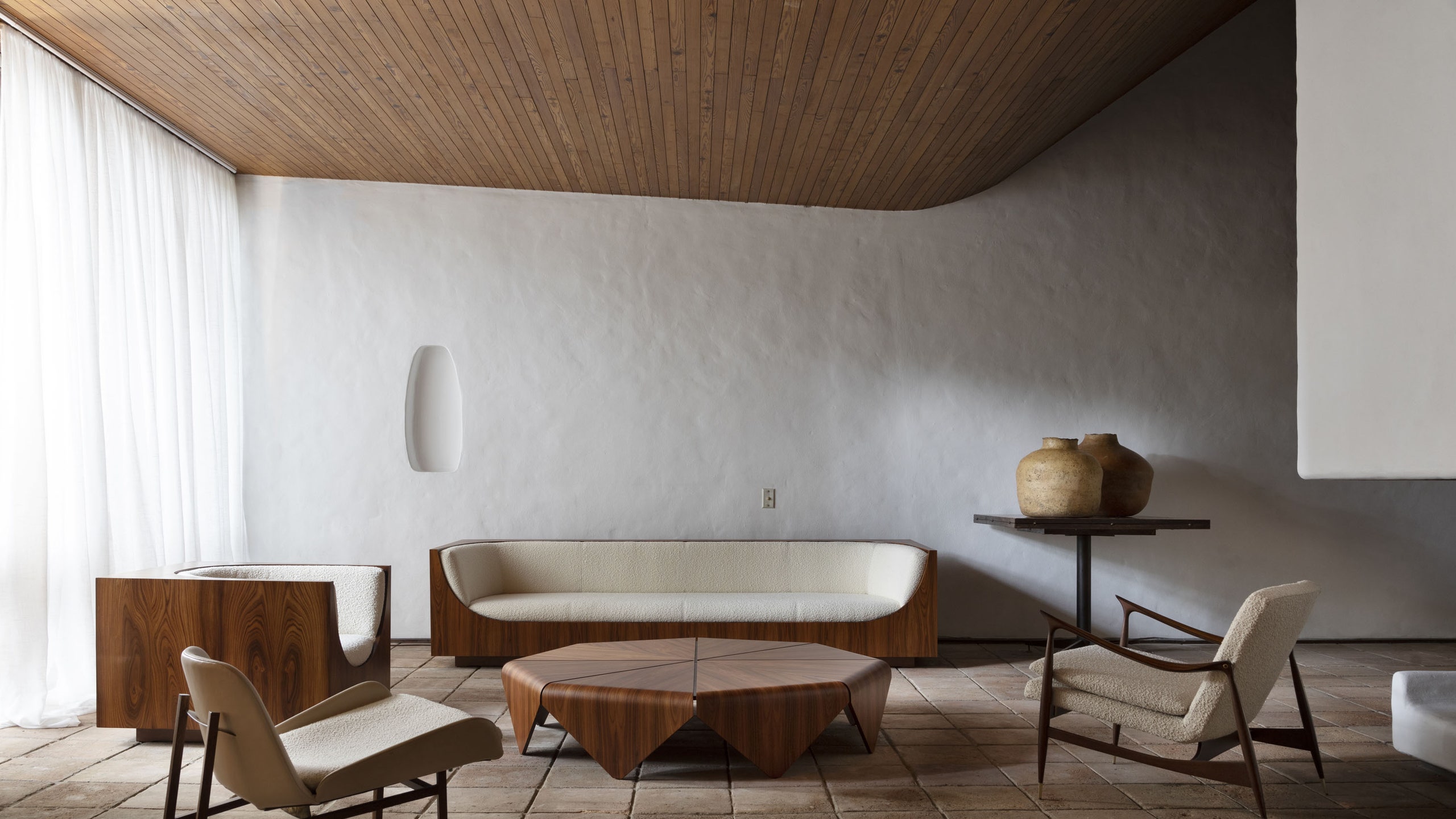 Выставка мебели Хорхе Зальзупина в его доме в СанПаулу