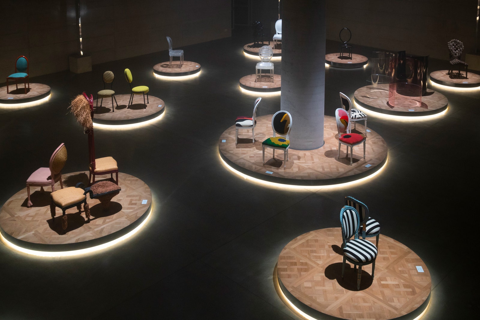 Инсталляция стульев Medallion от Dior.