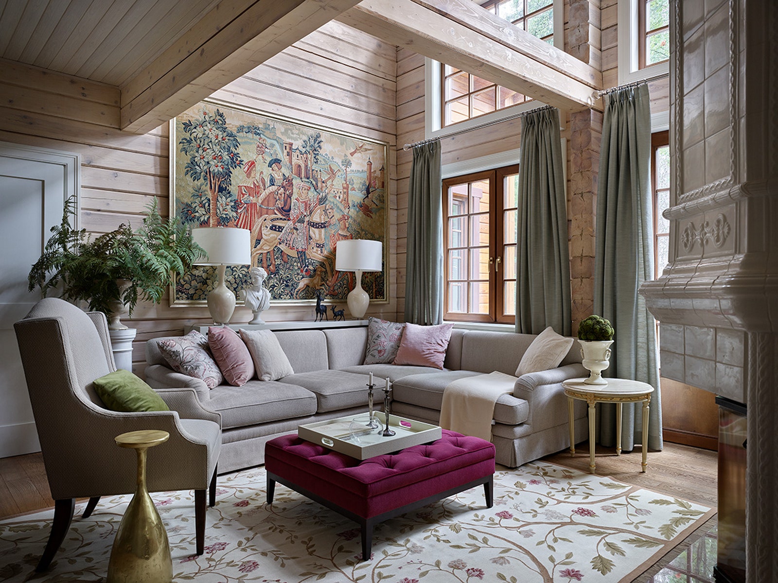 Гостиная. Мягкая мебель изготовлена компанией Loft Mark кресло Thomas Ville шторы и подушки на диван сшиты из ткани...