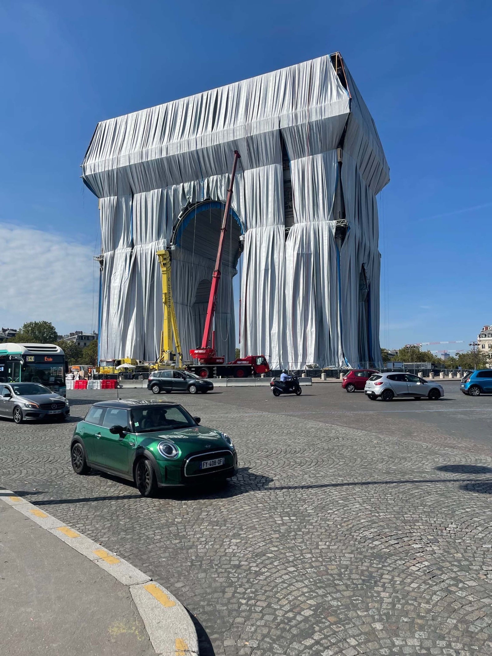 Триумфальную арку в Париже начали “упаковывать” по эскизам Христо Явашева