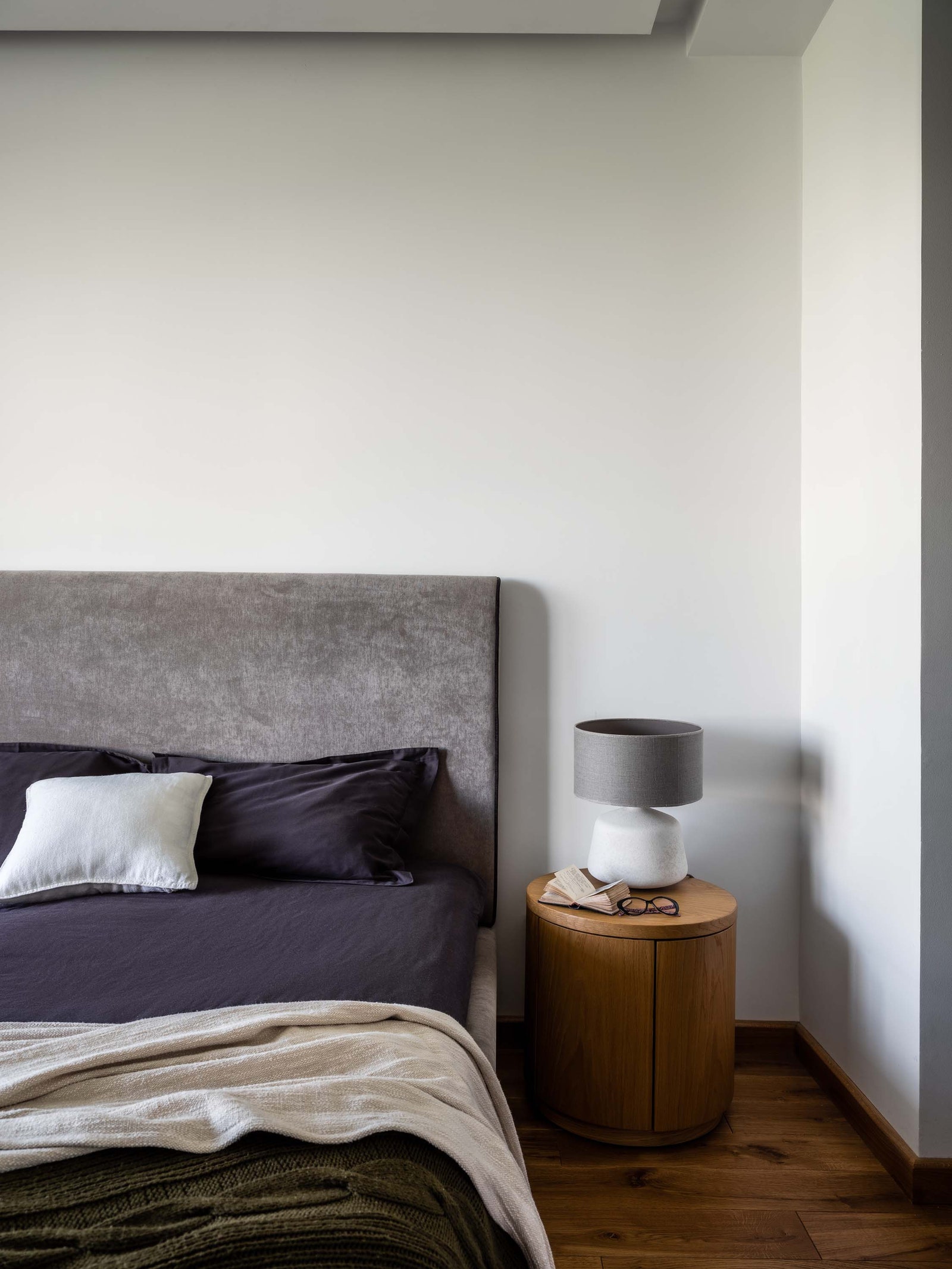 Спальня. Кровать и тумбочка сделаны на заказ по эскизу дизайнера лампа подушки пледы постельное белье Zara Home.