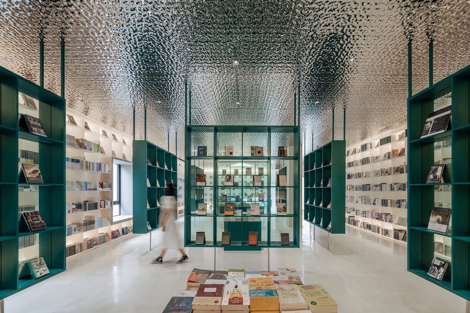 Книжный магазин с эффектным двором в Китае