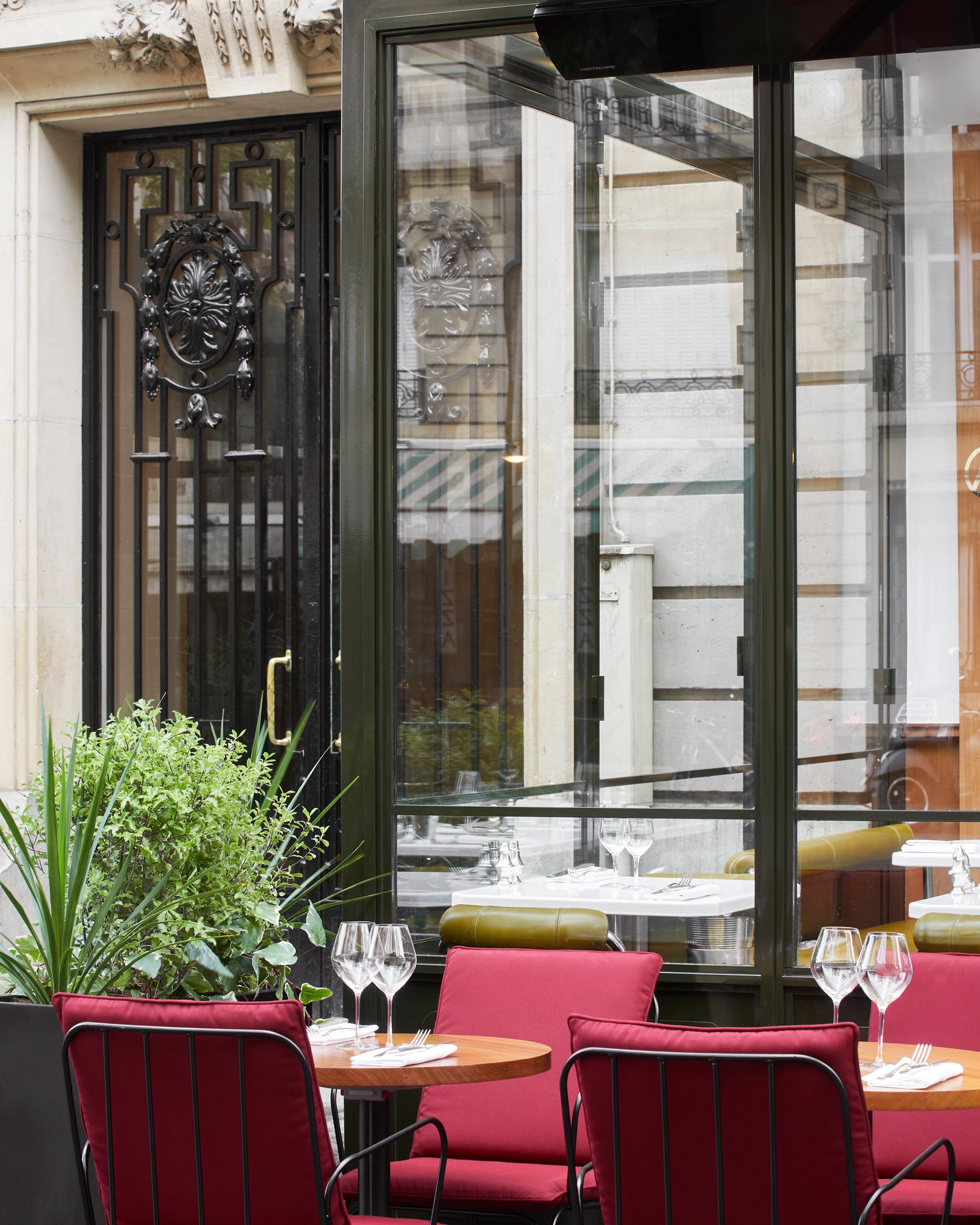 Атмосферный ресторан в Париже