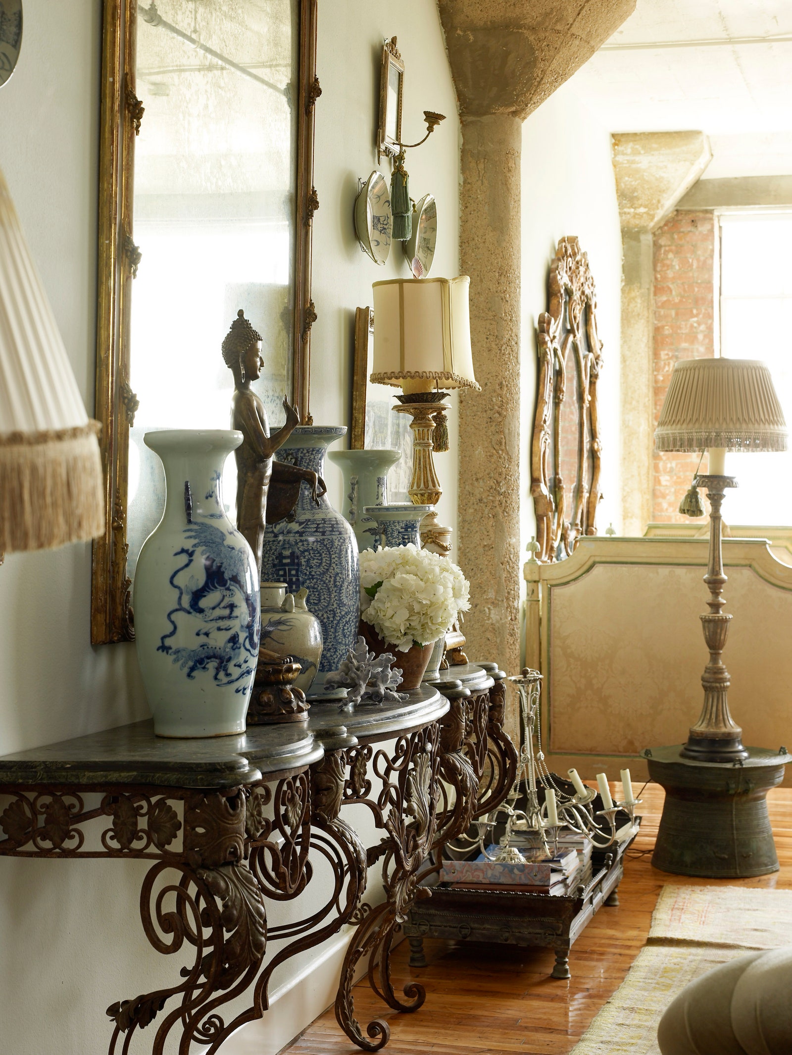 На кованой консоли в спальне хозяев коллекция китайских ваз зеркало XIX века.