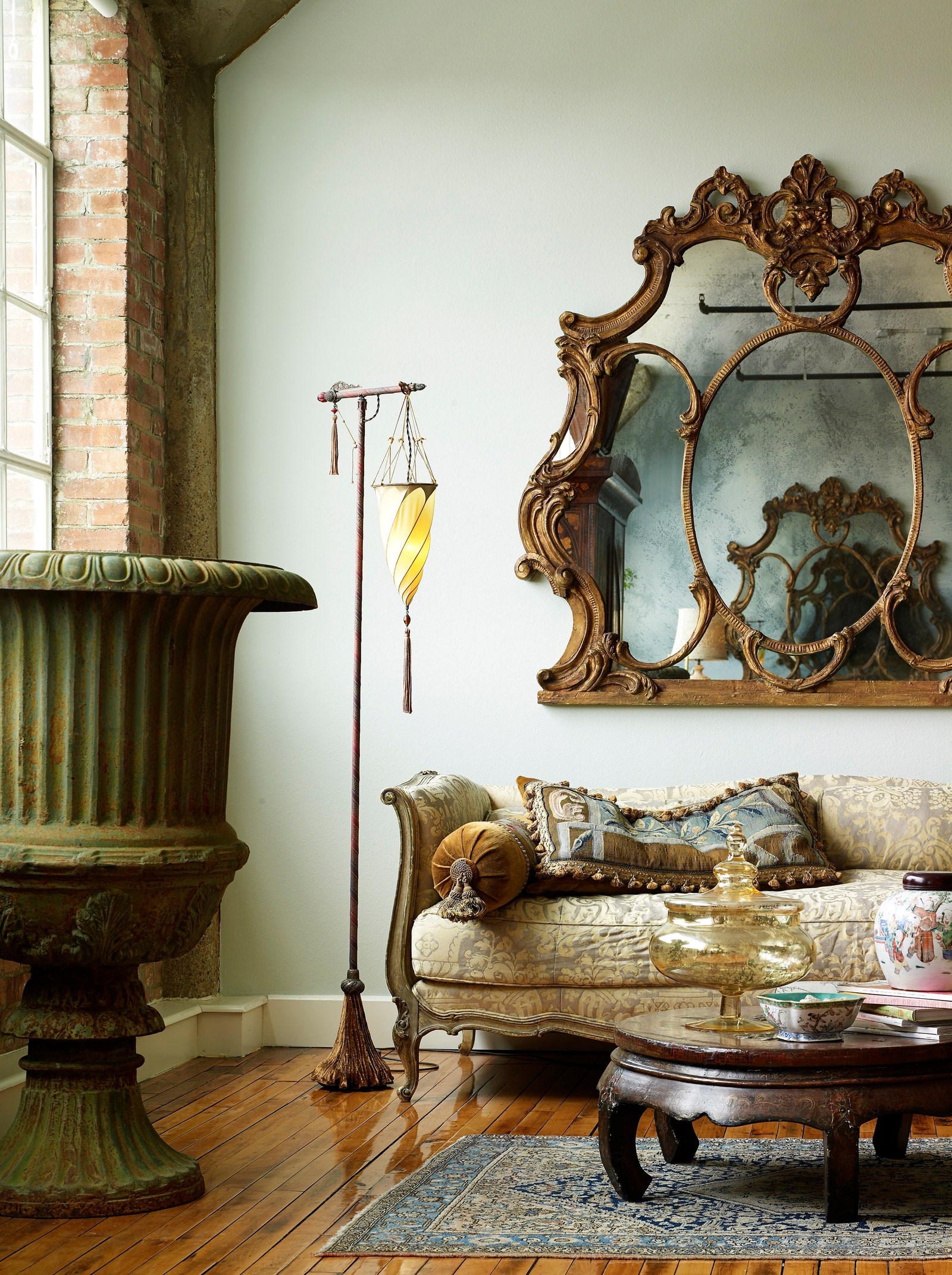 Фрагмент гостиной. Над антиквар­ным диваном — зеркало Ceylon et Cie светильник по дизайну ­Мариано ­Фортуни.