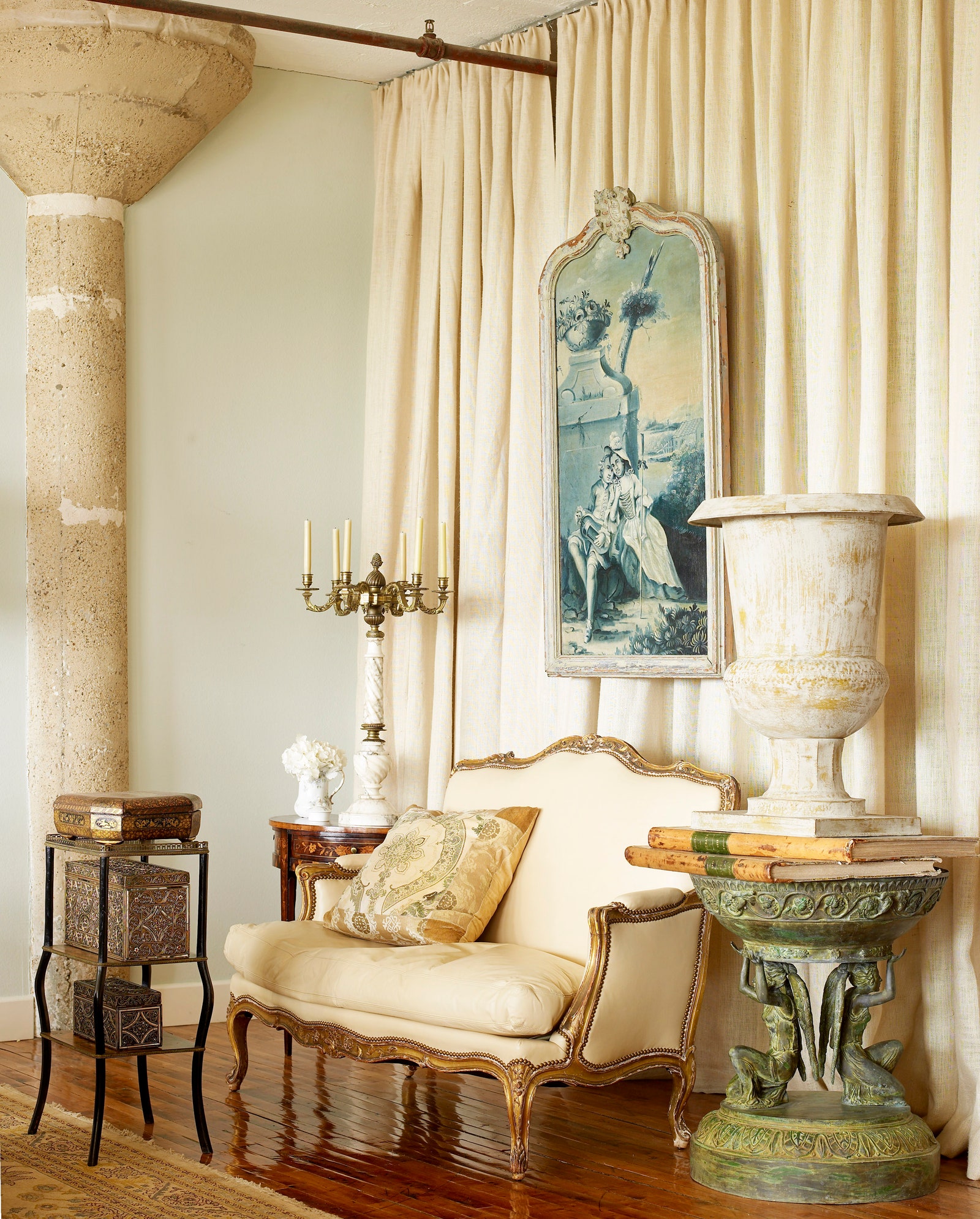 Французский диван XIX века с подушкой из старинной ткани на фоне льняной шторы Ralph Lauren — фрагмент французских обоев...