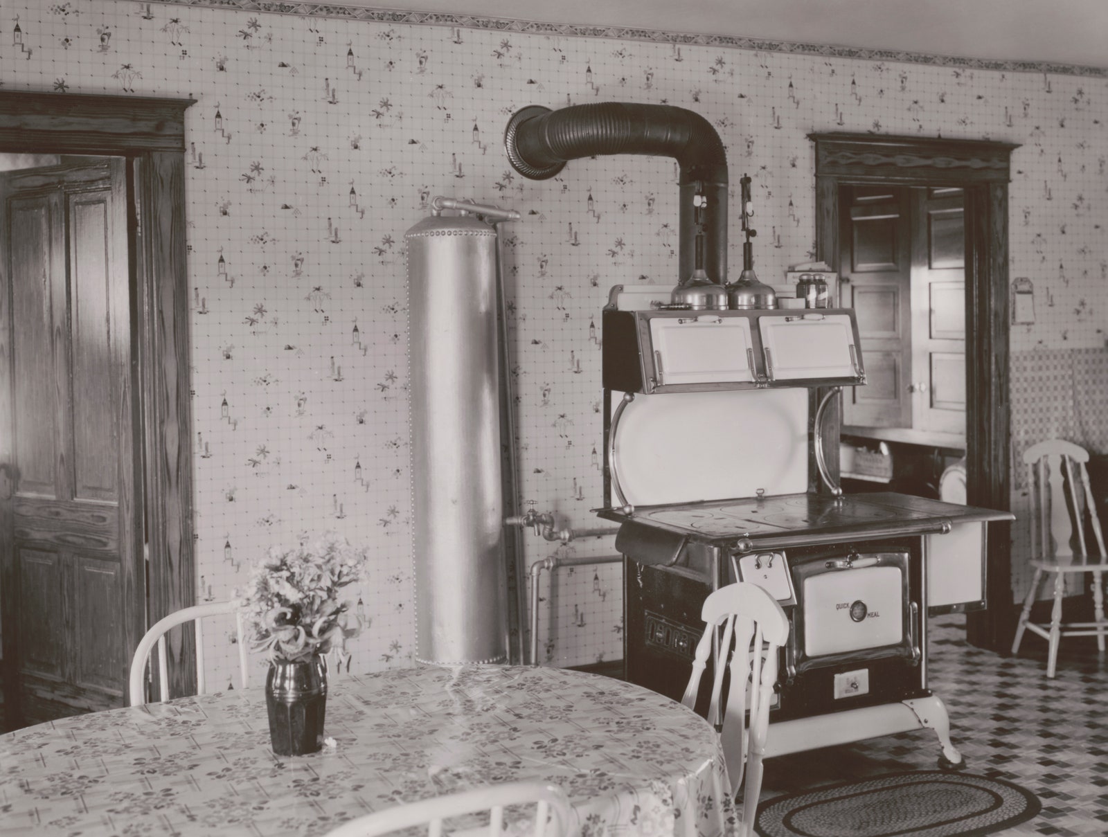Кухня с плитой подключенной к баллону с пропаном 1925 год.