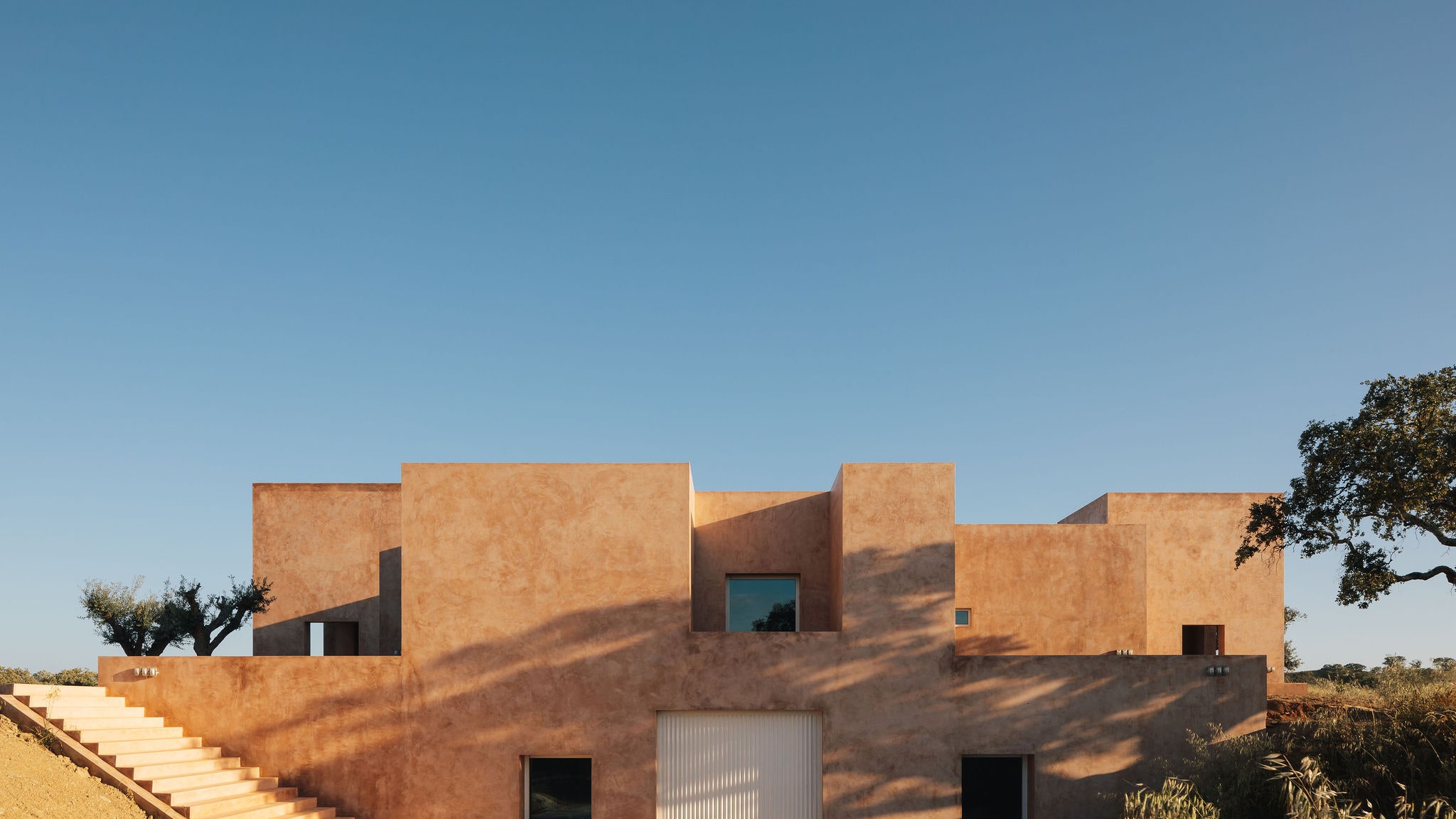 Casa Azul минималистский дом с бассейном в Португалии