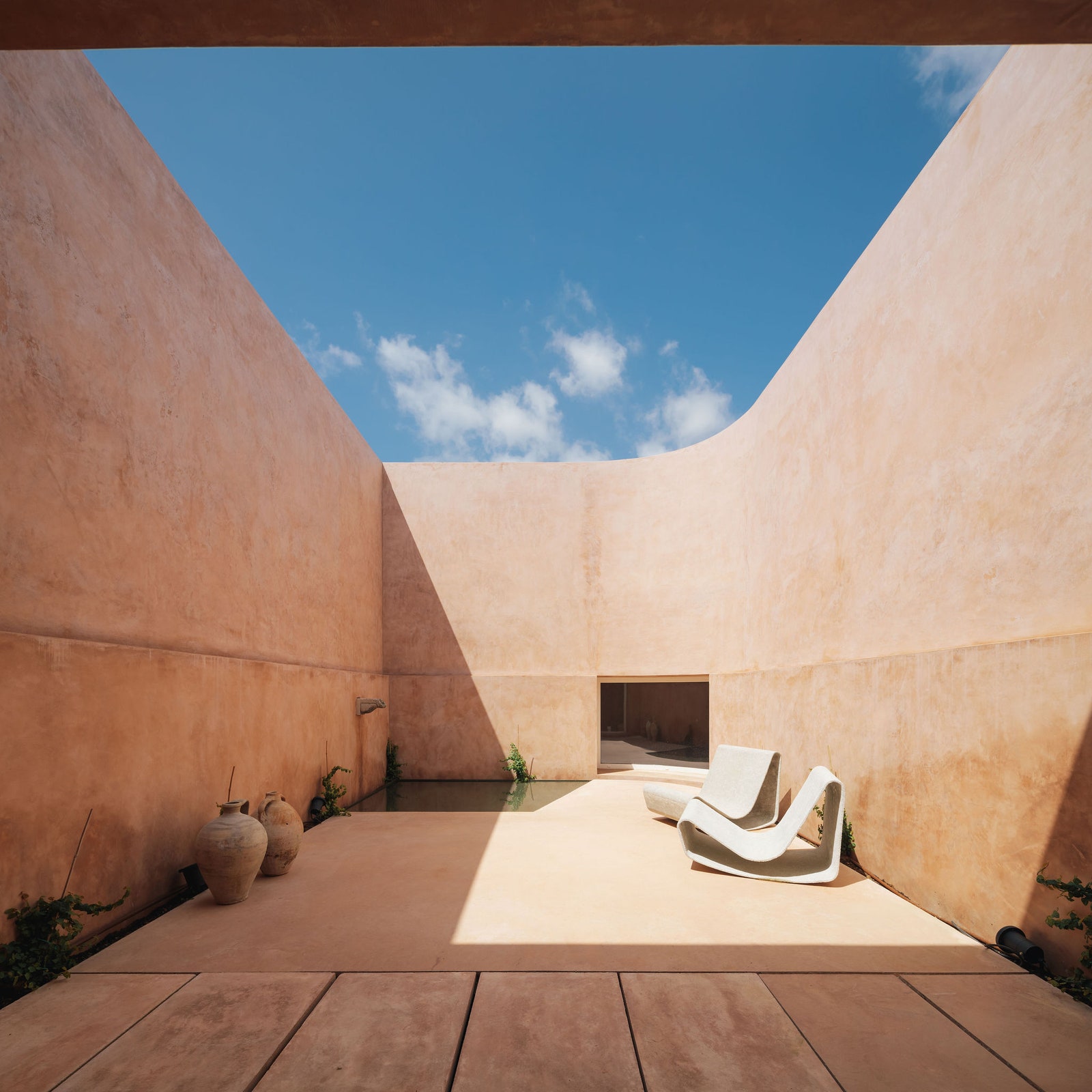 Casa Azul минималистский дом с бассейном в Португалии