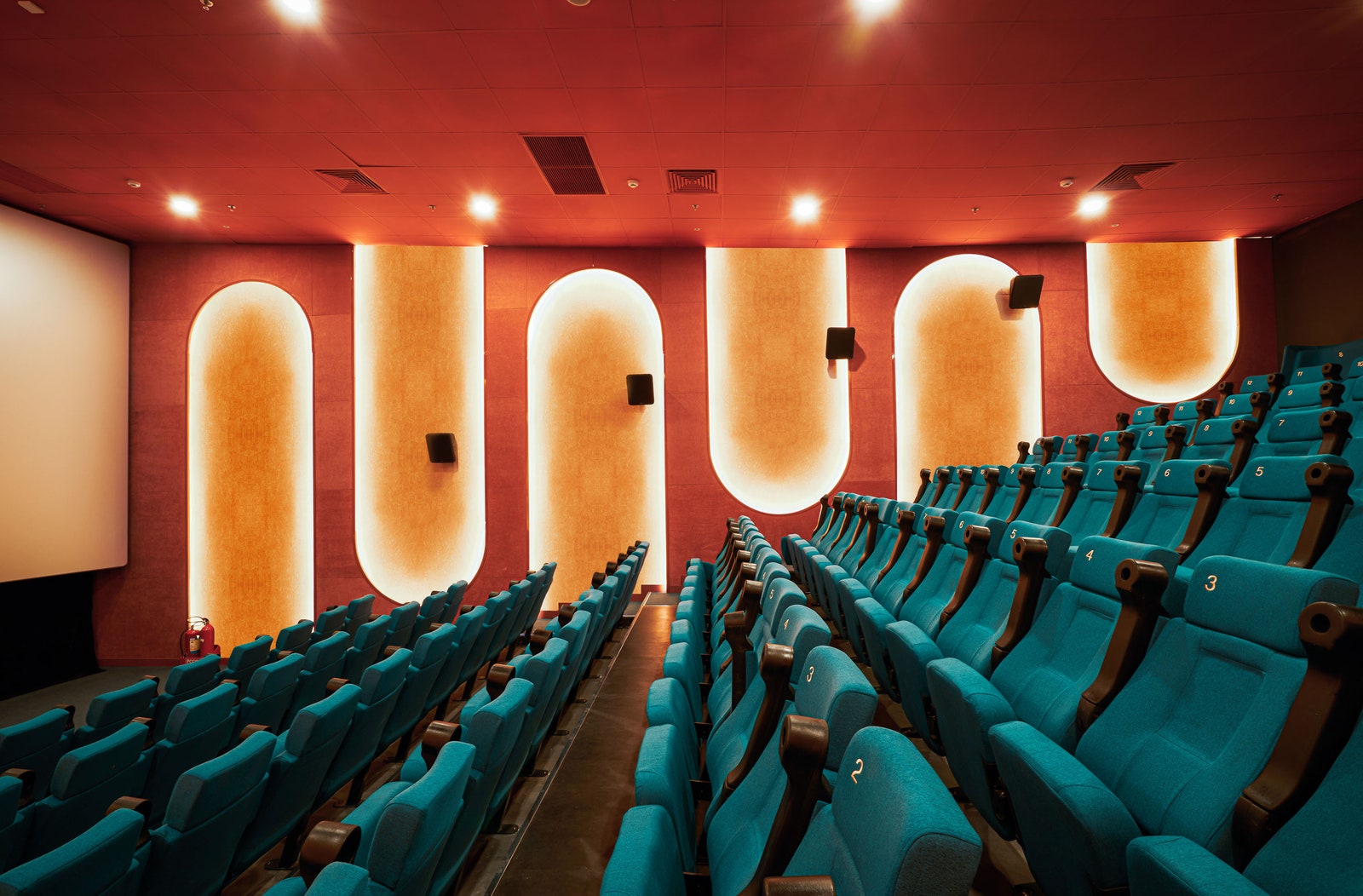 Яркий кинотеатр в Хошимине