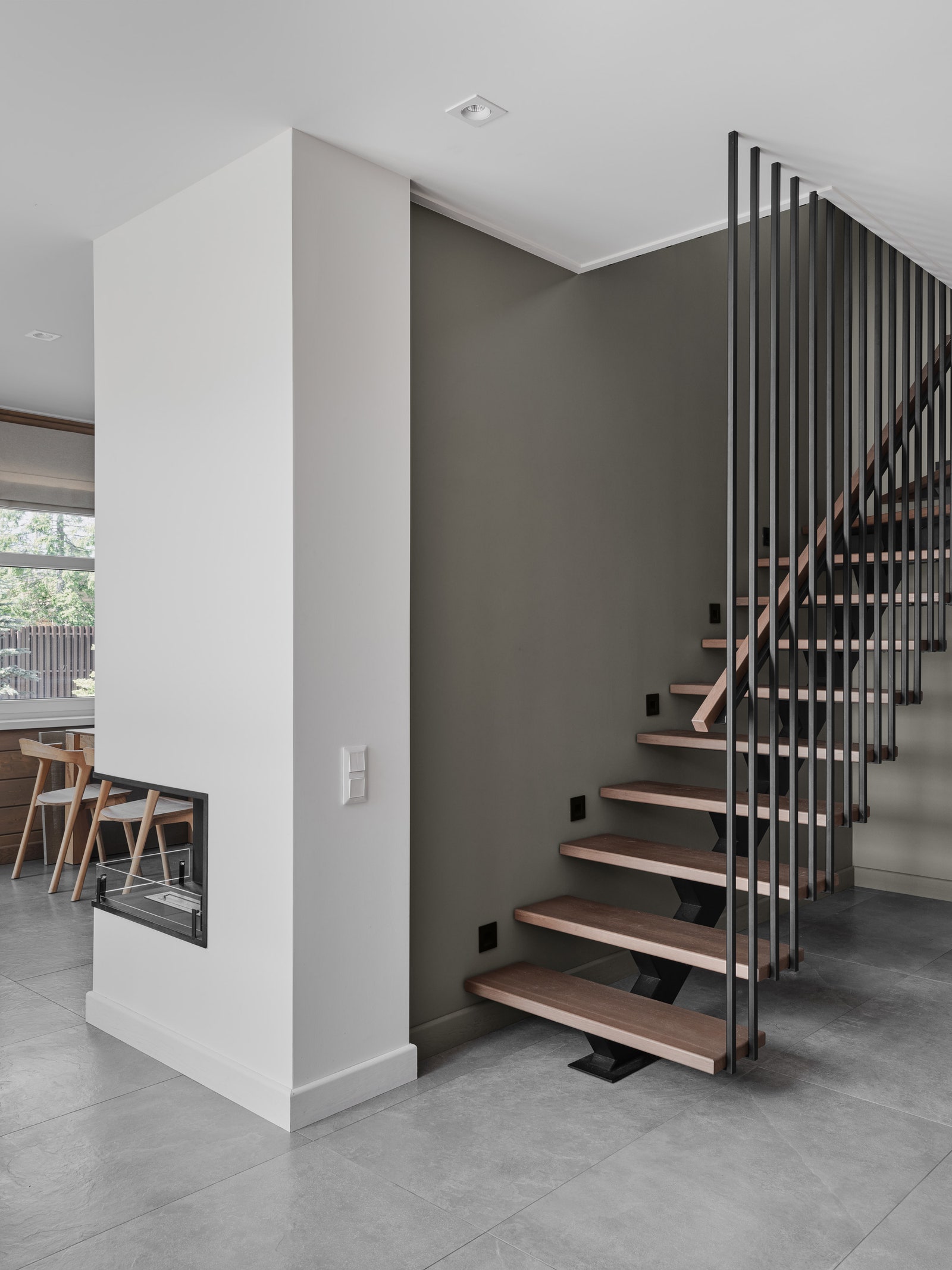 Лестница на металлическом косоуре изготовлена компанией Bramanti по эскизам дизайнера.