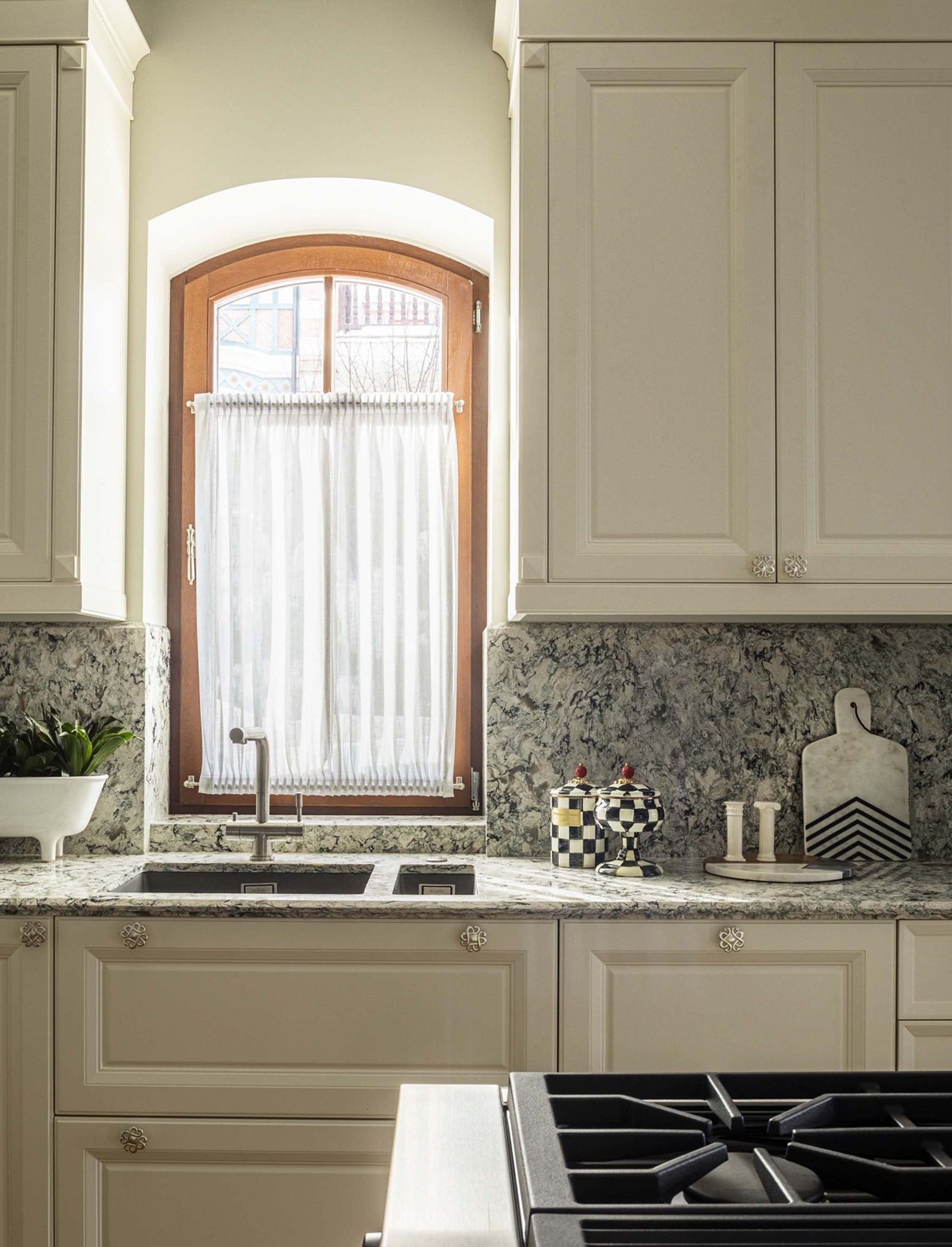 Фрагмент кухни. Гарнитур Castagna Cucine аксессуары Designboom доска Barcelona Design.