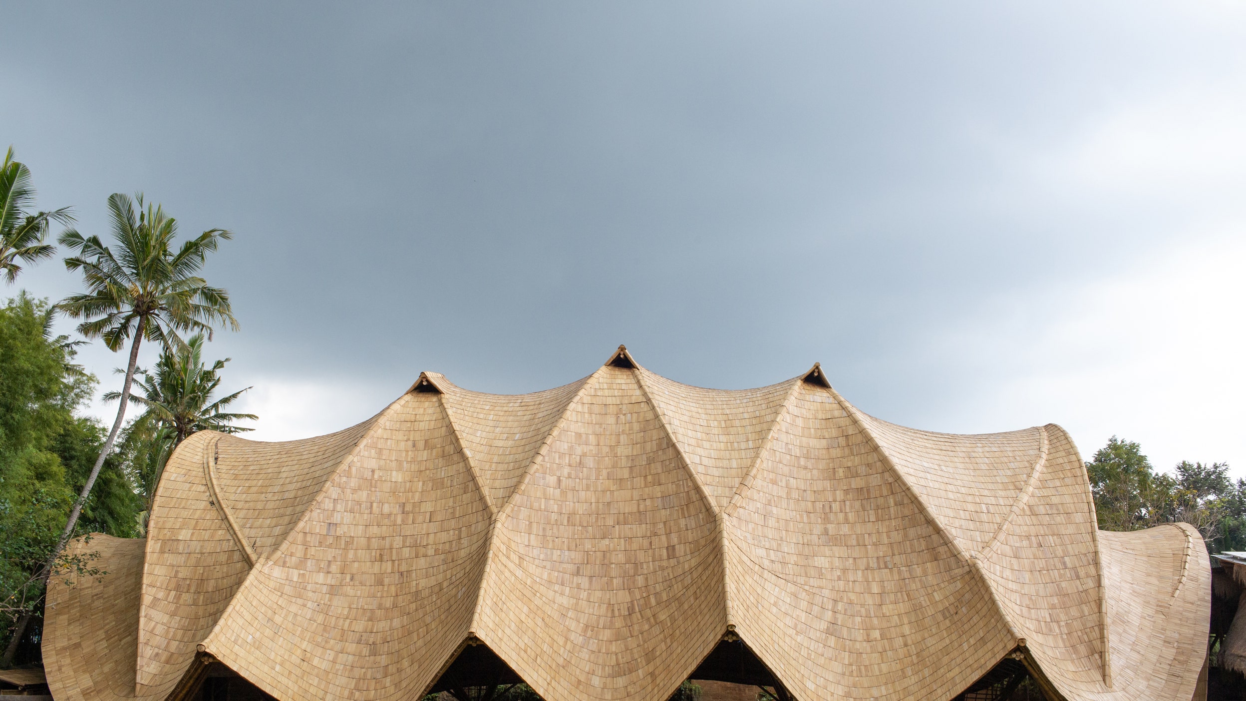 Спортивная площадка с бамбуковой крышей на Бали