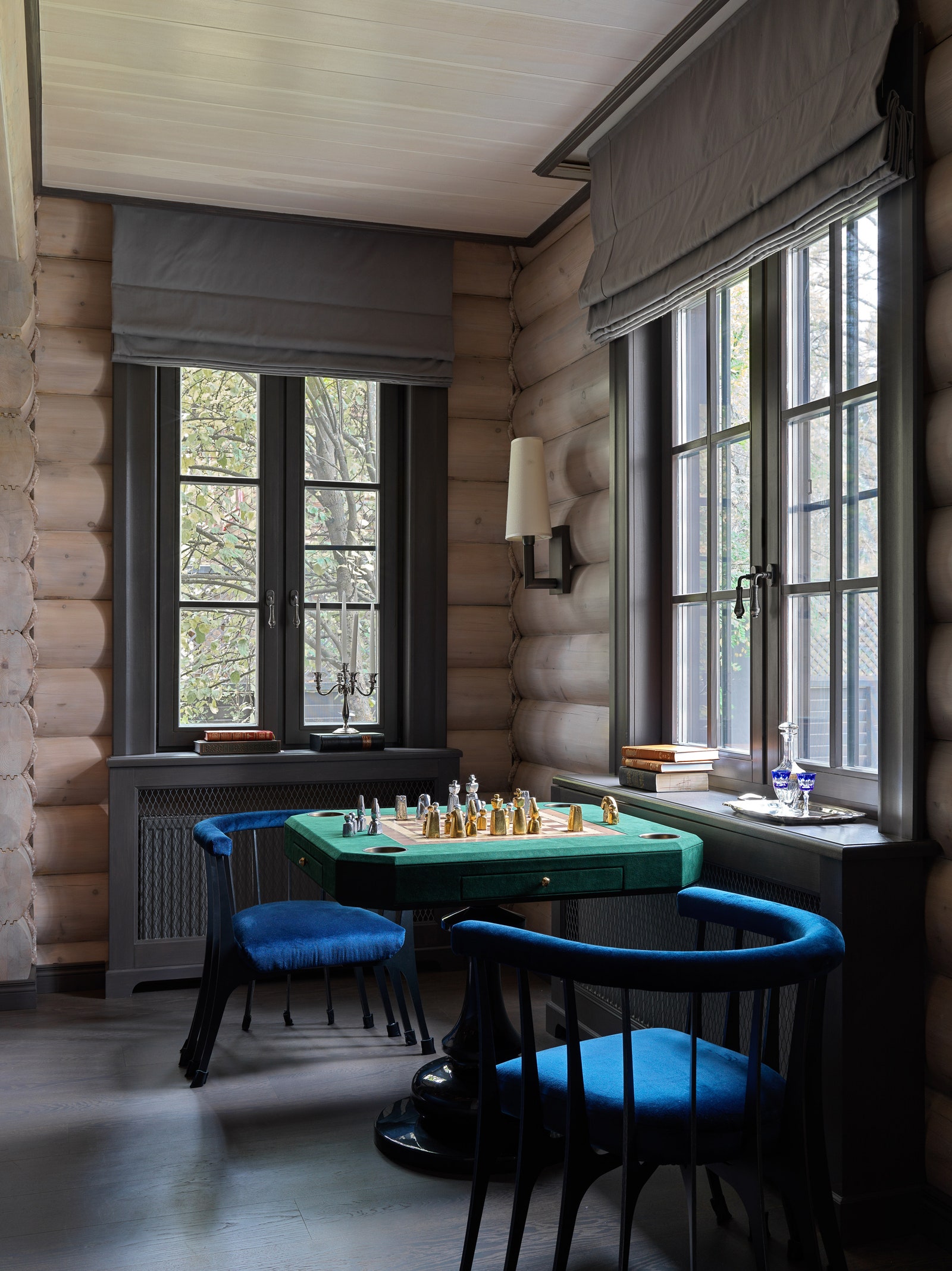Фрагмент зоны гостиной со столом для игры в шахматы и нарды. Ножка стола выполнена в форме пешки Liberty Design стулья...