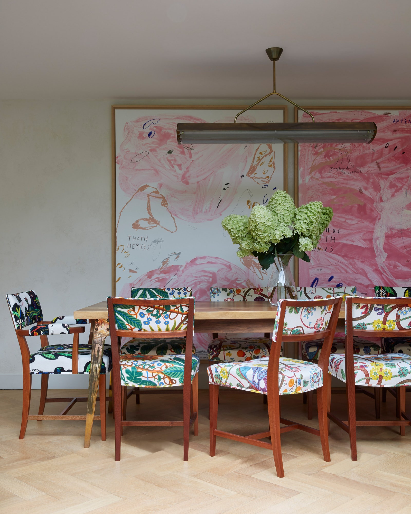 Столовая. Обеденный стол окружен стульями Josef Frank винтажный итальянский светильник живопись Хита Ньюмана.