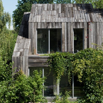 Дом с фасадом из вторичной древесины по проекту Nefa Architects