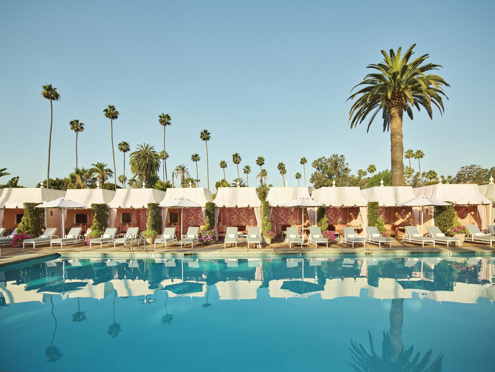 Ретрообстановка в бассейне отеля Beverly Hills