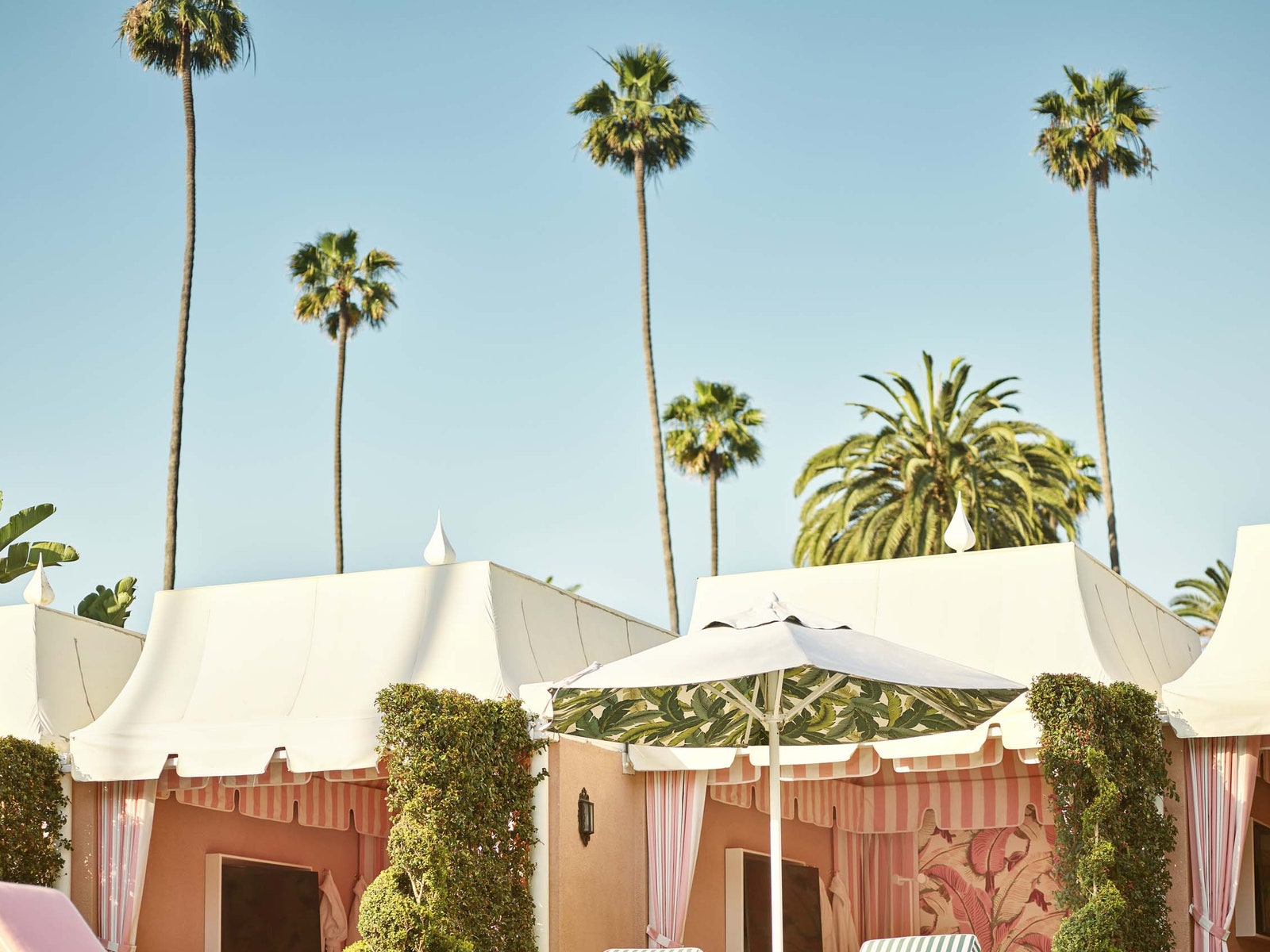 Ретрообстановка в бассейне отеля Beverly Hills