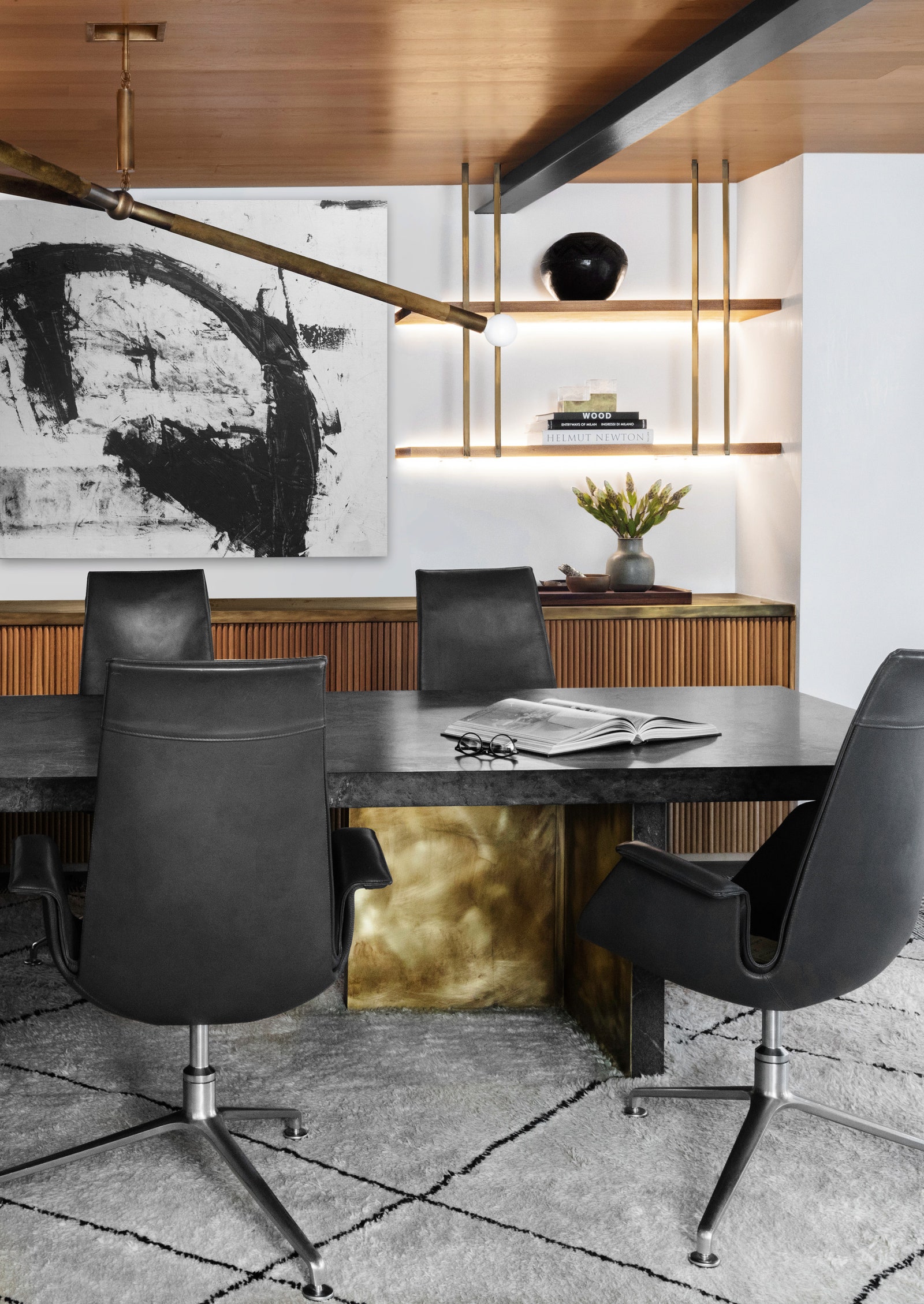 Конференцзал. Винтажные кресла Tulip Lounge Chair от Fabricius amp Kastholm окружают изготовленный на заказ стол из...