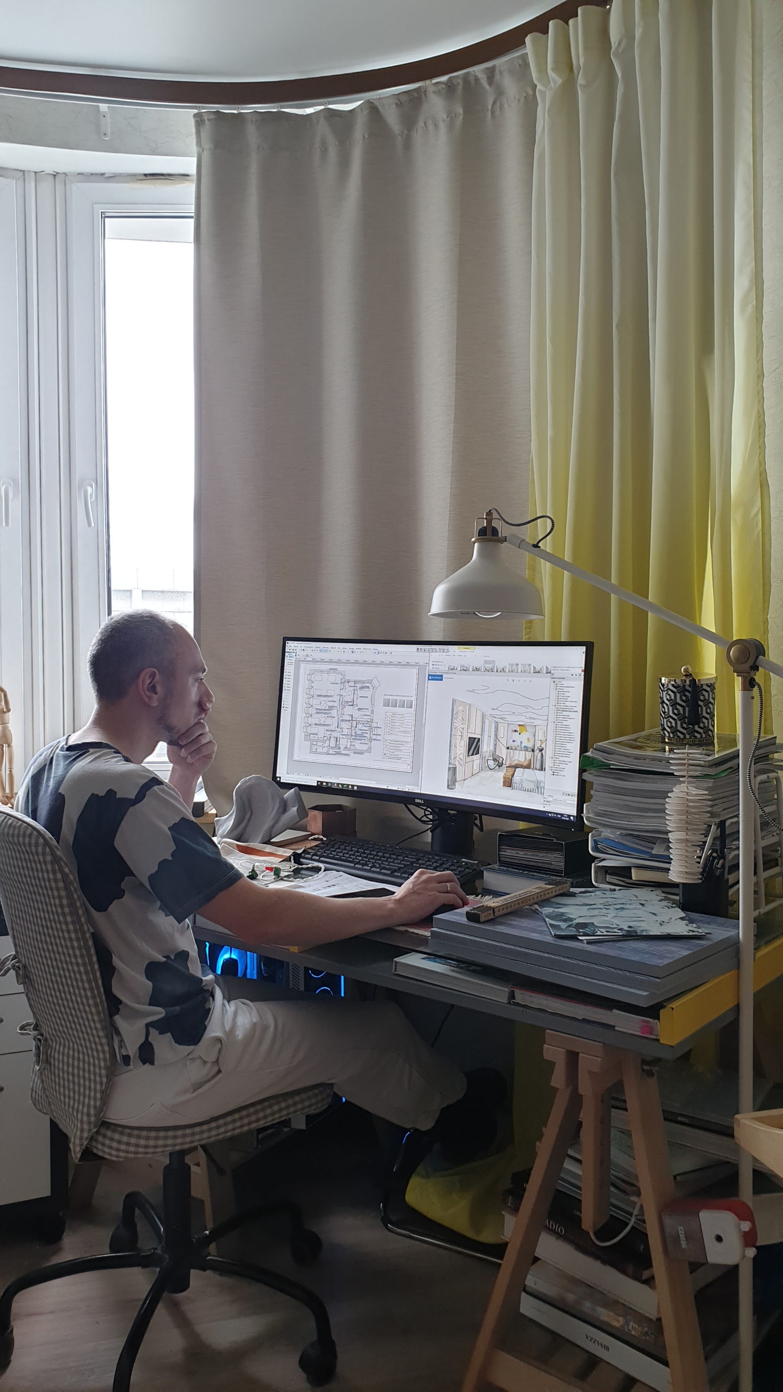 Дизайнер Илья Хомяков студия QuatroBase в своем домашнем офисе.