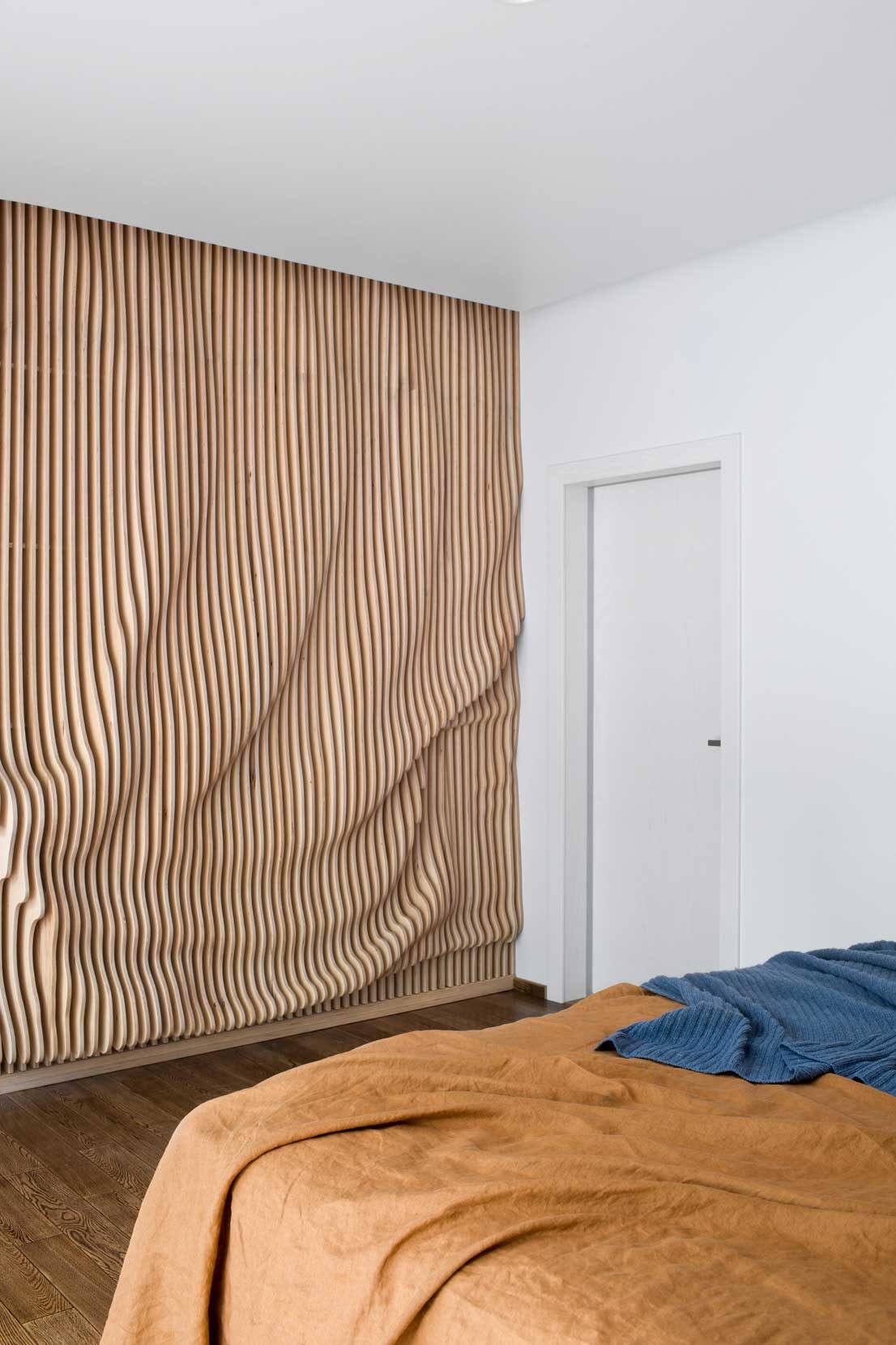 Хозяйская спальня в доме по проекту Анны Хом. За “поплывшей” стеной из деревянных реек находится ­гардеробная.