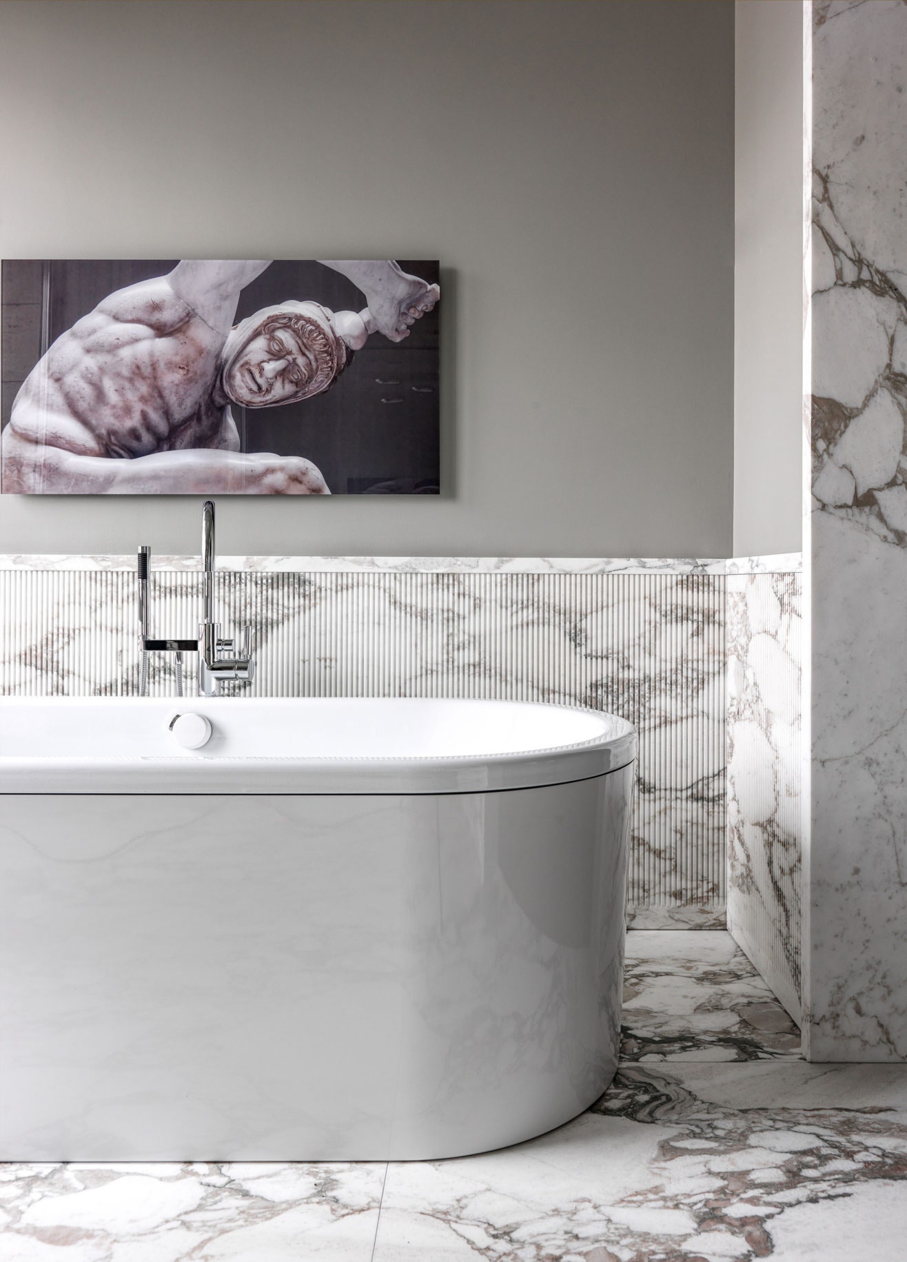 Хозяйская ванная по проекту Ладзаро Рабони. Стены и пол отделаны мрамором.