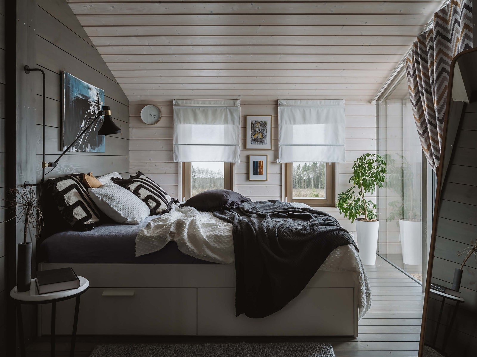 Спальня. Кровать IKEA столик Cosmorelax Interior светильник La Redoute постельное белье HampM Home ваза из бутика Lulu...