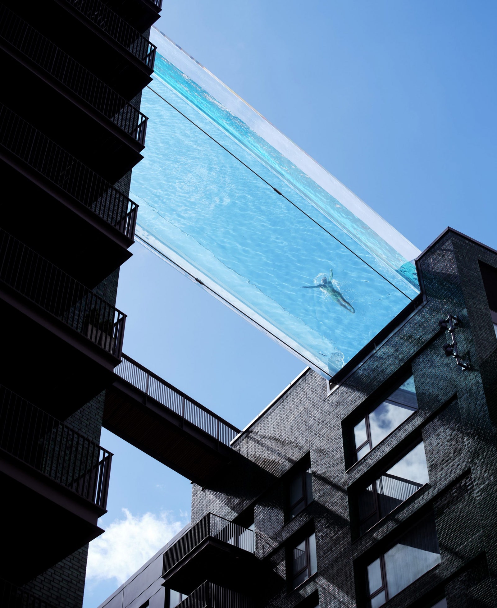 Sky Pool подвесной бассейн в Лондоне