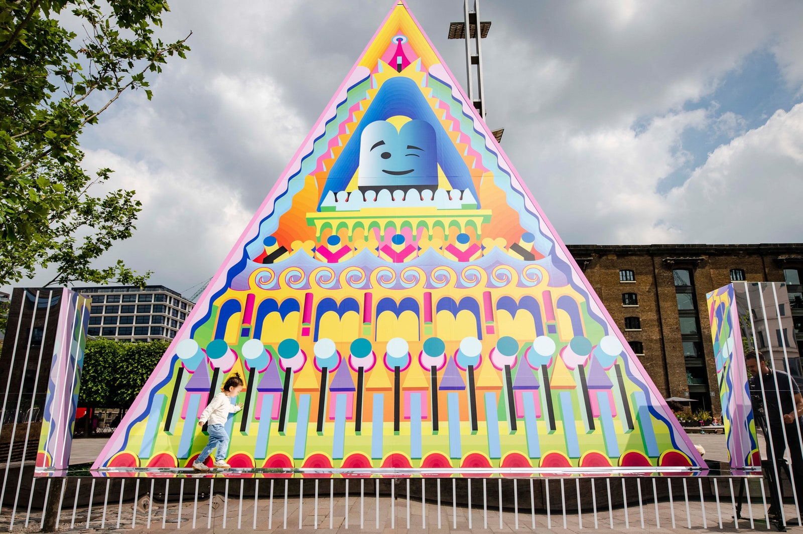 “Монументальная и жизнерадостная” пирамида Адама Натаниэля Фурмана в Лондоне