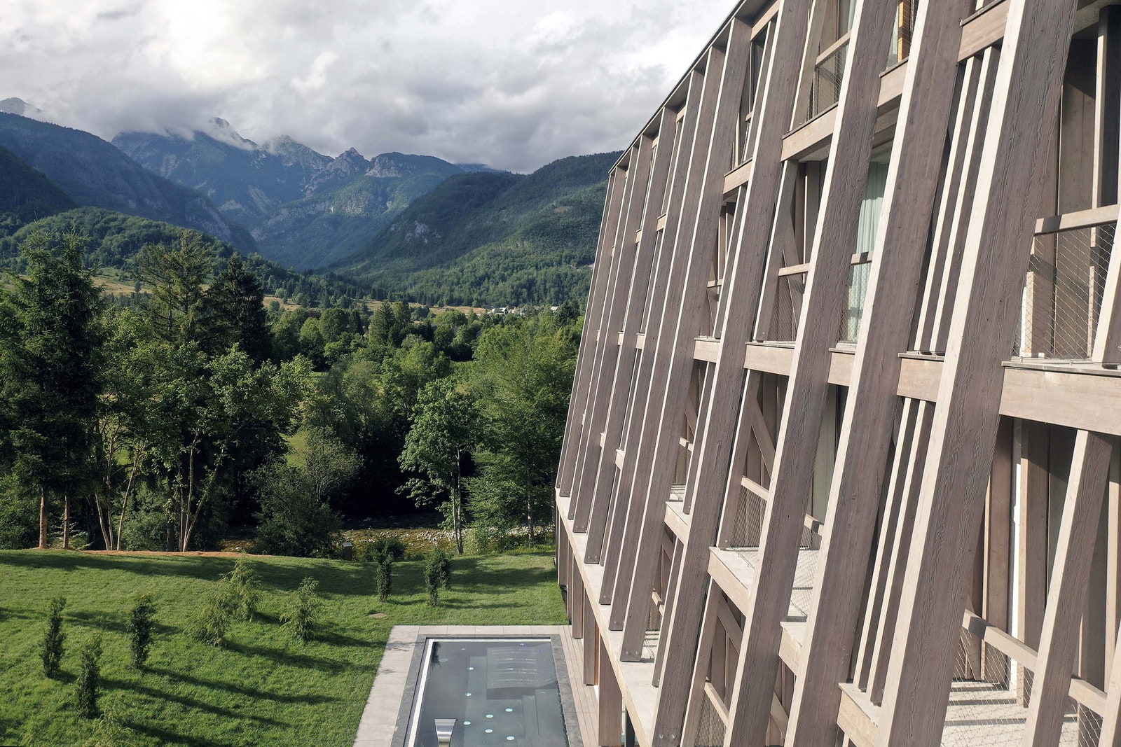 Отель с деревянными фасадами в Словении