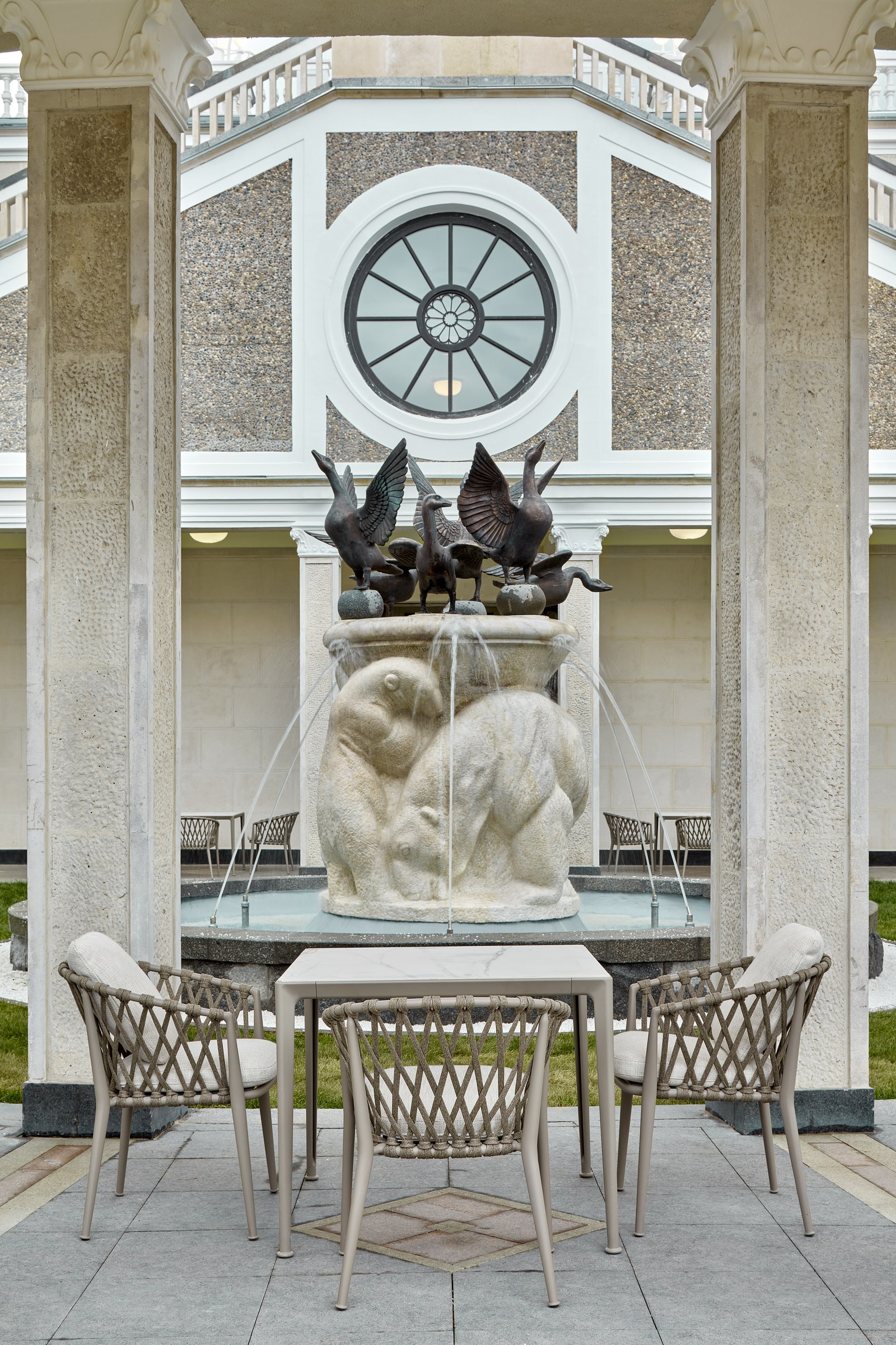 Восстановленный фонтан “Север” украшенный фигурами гагар.