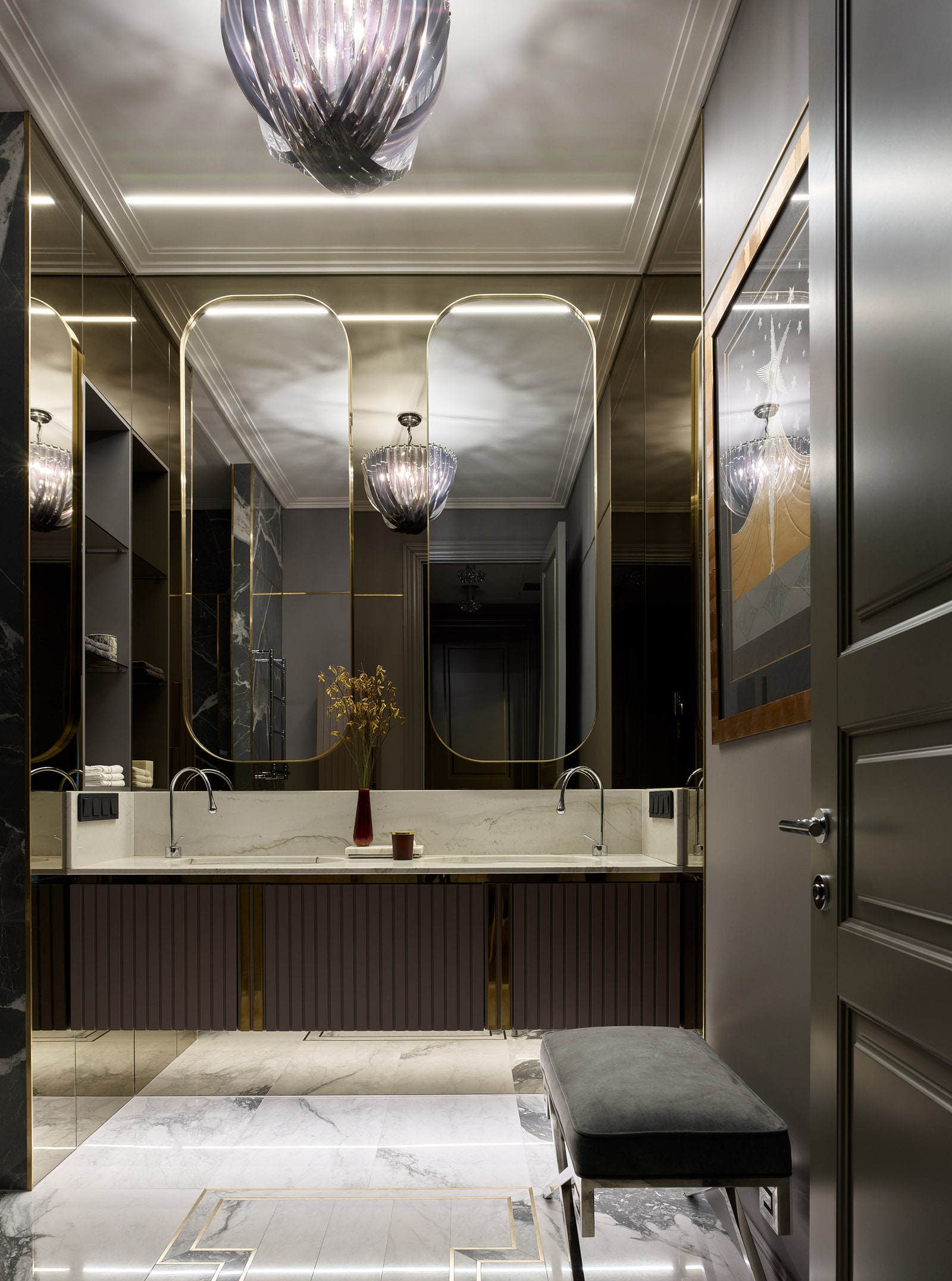 Ванная комната. Мебель Bionica Wood и зеркала изготовлены по эскизам дизайнера банкетка Eichholtz.