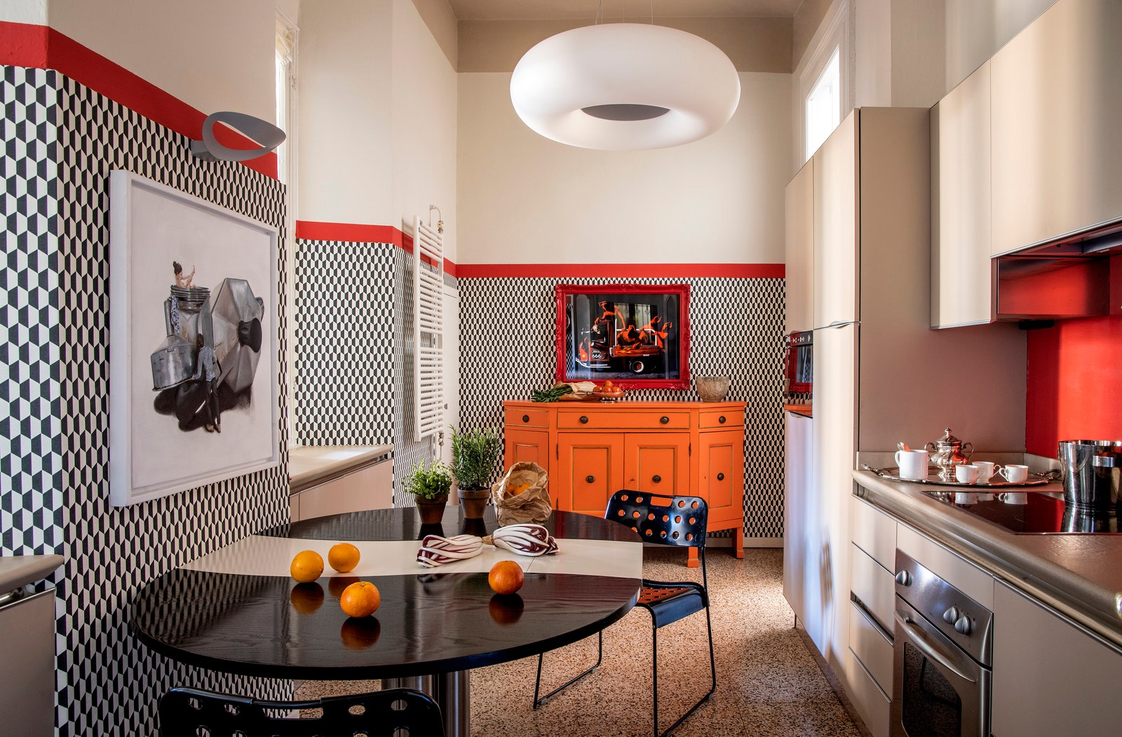 Кухня. Стол и стулья винтажные отреставрированный антикварный оранжевый буфет над ним картина Дороти Боуль на стене...