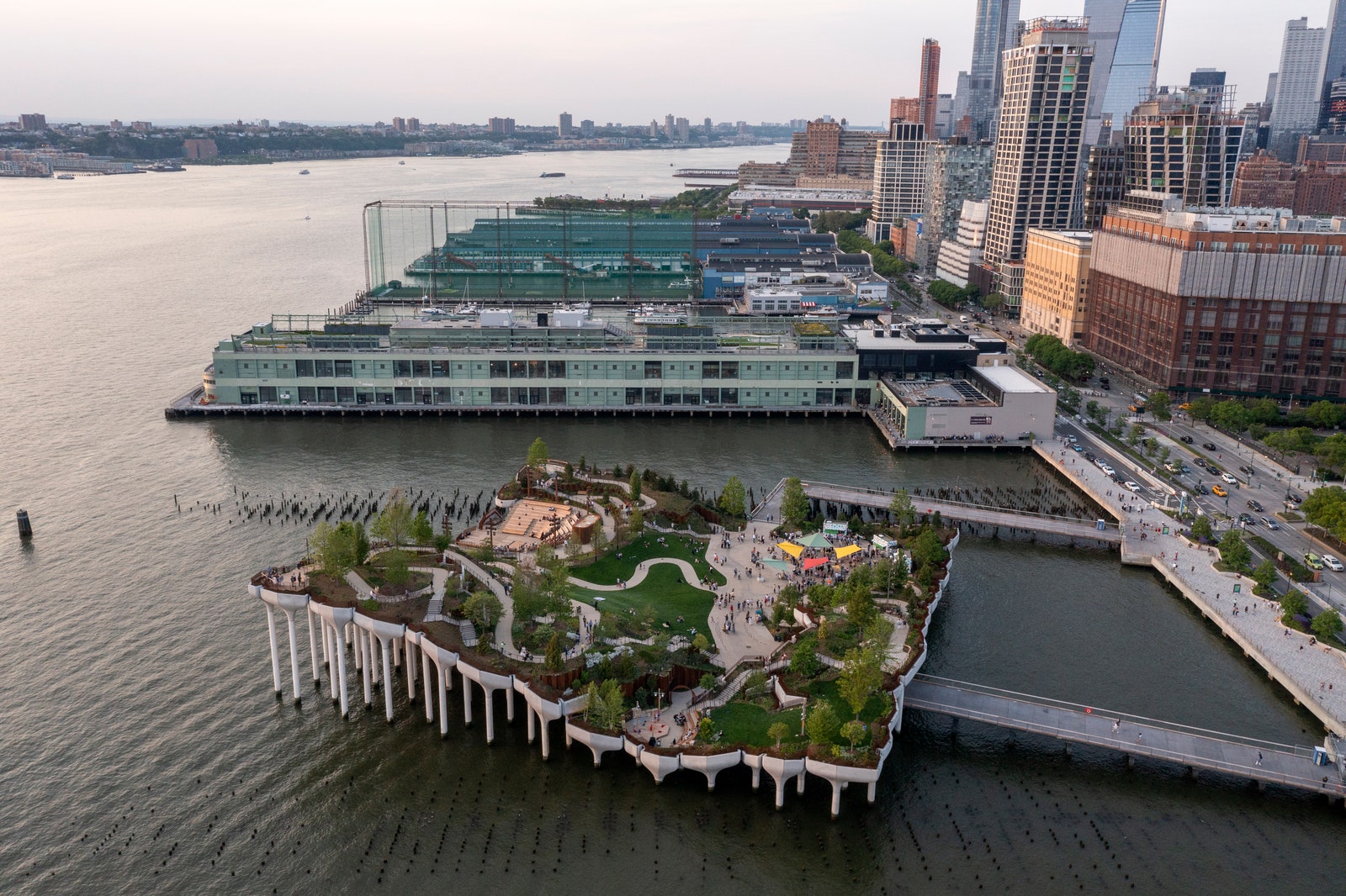 В НьюЙорке открылся парк на воде по проекту Томаса Хизервика