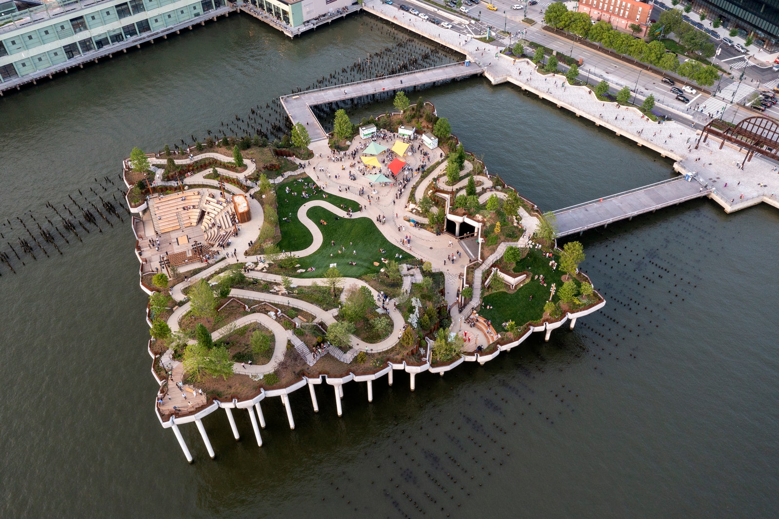 В НьюЙорке открылся парк на воде по проекту Томаса Хизервика