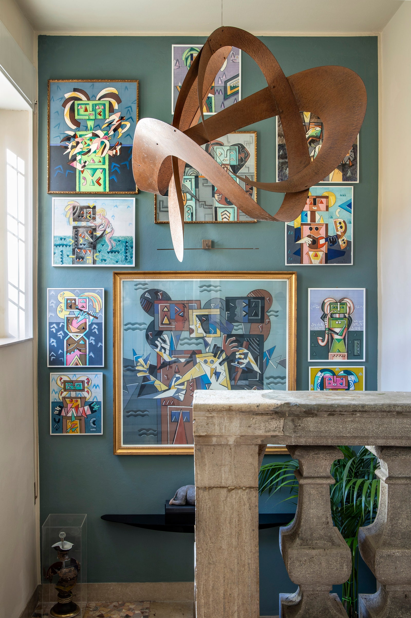 Лестничный холл. С потолка свисает скульптура Ellipses Эли Хирш на стене собрание картин Ибрагима Кодры.
